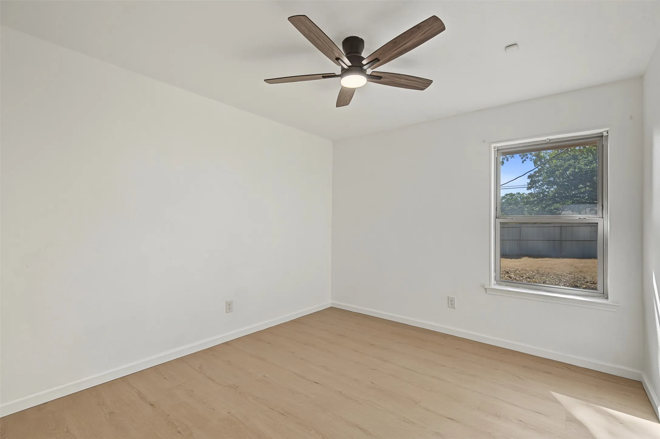 Single Family Residence For Sale in Tarrant County , 224 Mountain View Drive, Azle, Texas 76020, 4 Bedroom, 2 Bathroom, Garage spaces, 1,835 Sqft, built in 1982, mls#21389615, Real Estate Agent in Azle, Homes For Sale in Tarrant county, Homes For Sale in Azle, Realtor in Azle Texas, Real Estate Brokerage Independent Realty Texas, Luminita Cordes Realtor
