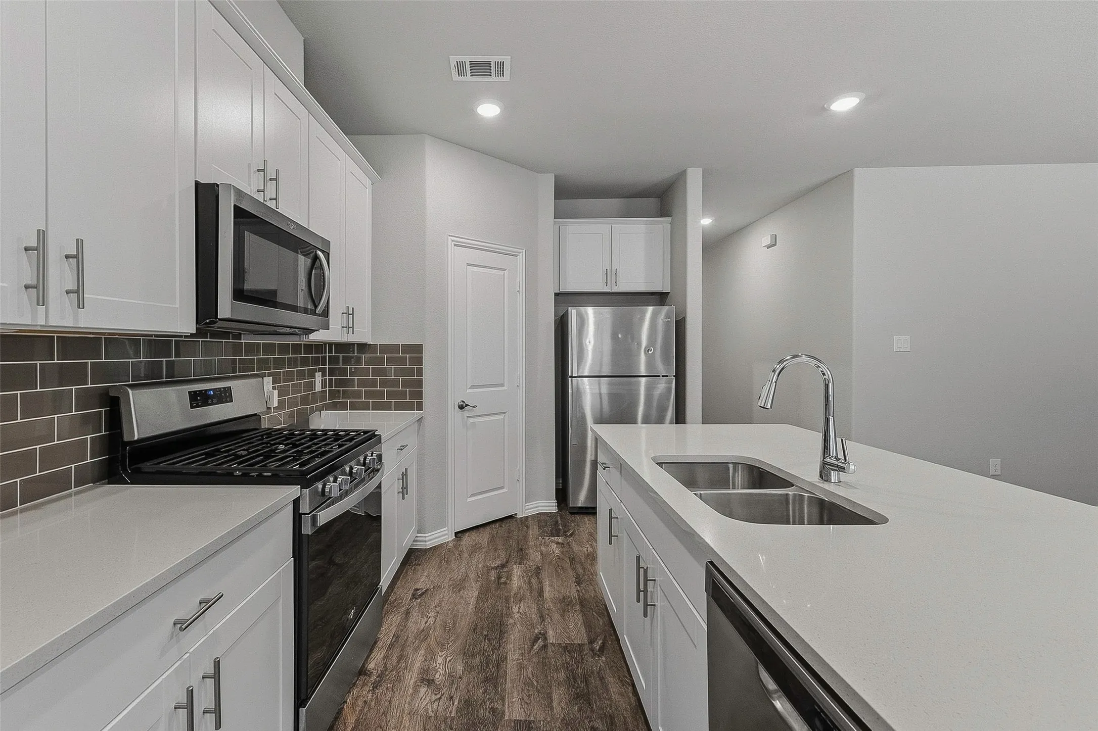 Single Family Residence For Sale in Tarrant County , 5556 Cypress Willow Bend, Fort Worth, Texas 76126, 4 Bedroom, 2 Bathroom, 2 Garage spaces, 1,716 Sqft, built in 2021, mls#21388577, Real Estate Agent in Fort Worth, Homes For Sale in Tarrant county, Homes For Sale in Fort Worth, Realtor in Fort Worth Texas, Real Estate Brokerage Independent Realty Texas, Luminita Cordes Realtor