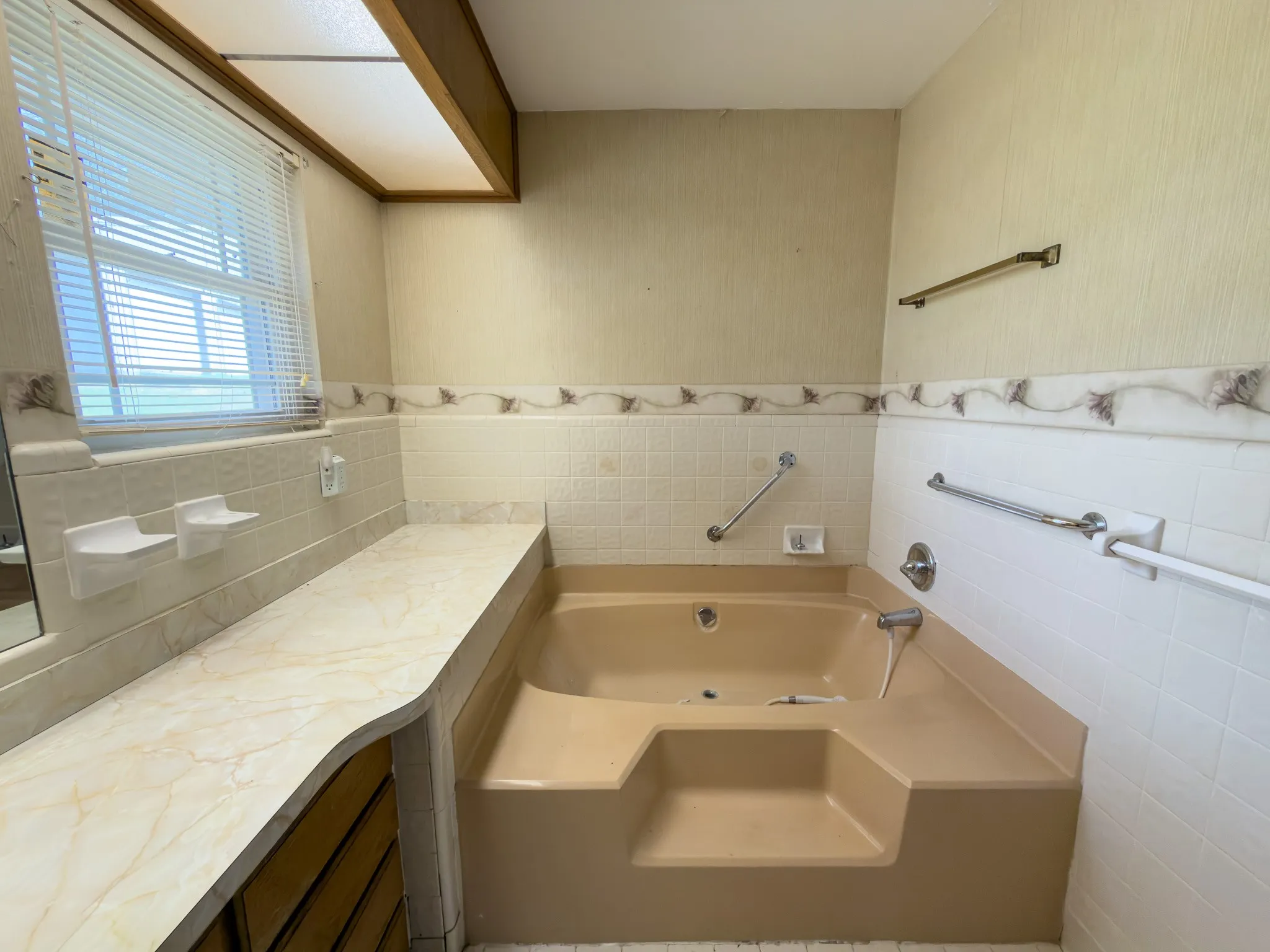 Single Family Residence For Sale in Parker County , 170 River View Road, Millsap, Texas 76066, 2 Bedroom, 2 Bathroom, 2 Garage spaces, 1,388 Sqft, built in 1984, mls#21391042, Real Estate Agent in Millsap, Homes For Sale in Parker county, Homes For Sale in Millsap, Realtor in Millsap Texas, Real Estate Brokerage Independent Realty Texas, Luminita Cordes Realtor