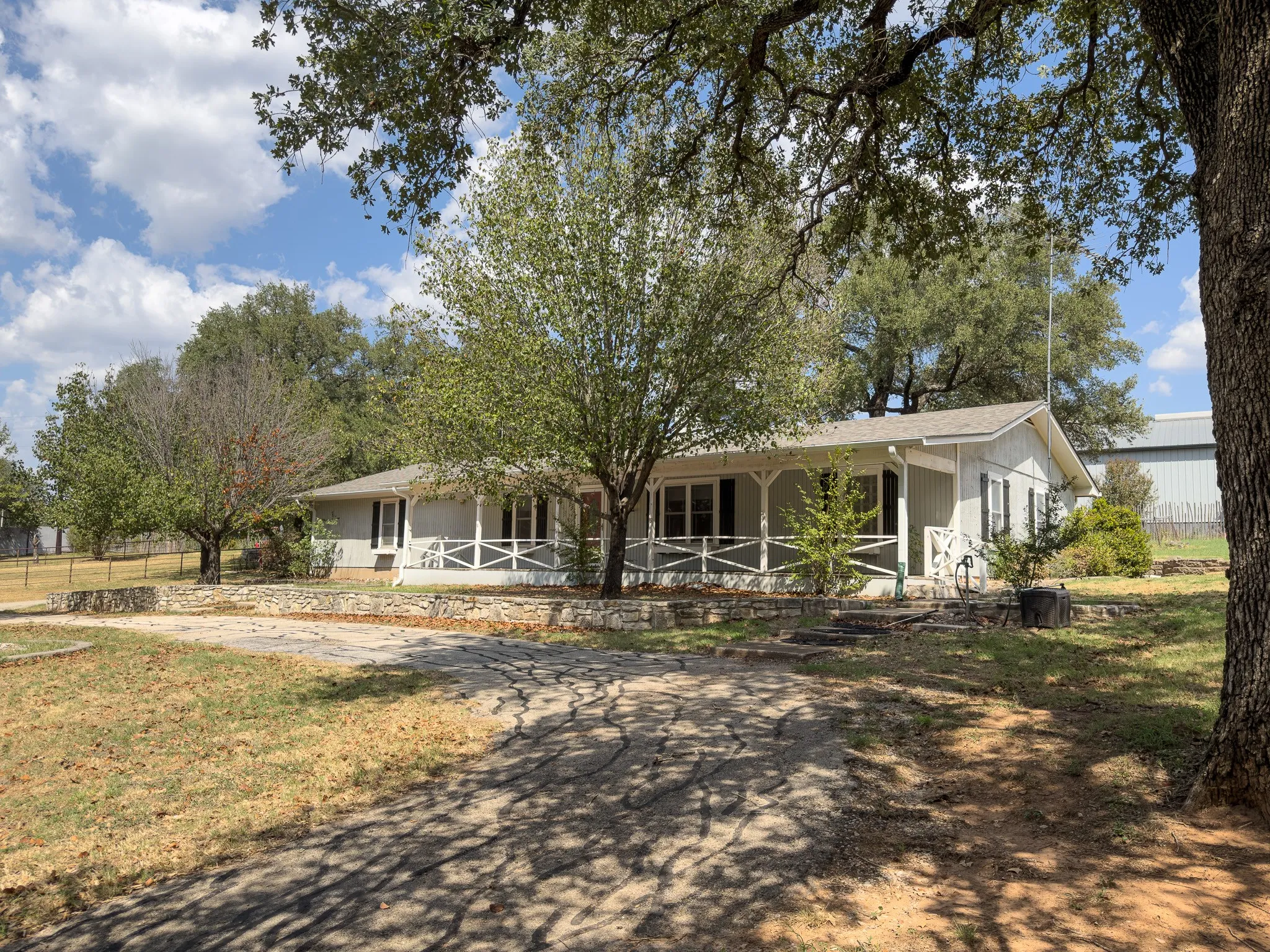Single Family Residence For Sale in Parker County , 170 River View Road, Millsap, Texas 76066, 2 Bedroom, 2 Bathroom, 2 Garage spaces, 1,388 Sqft, built in 1984, mls#21391042, Real Estate Agent in Millsap, Homes For Sale in Parker county, Homes For Sale in Millsap, Realtor in Millsap Texas, Real Estate Brokerage Independent Realty Texas, Luminita Cordes Realtor