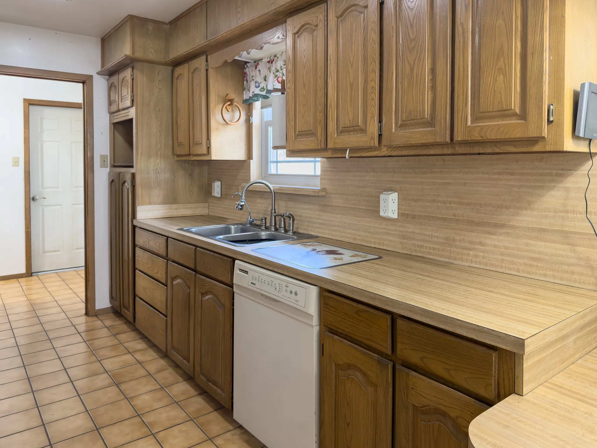 Single Family Residence For Sale in Parker County , 170 River View Road, Millsap, Texas 76066, 2 Bedroom, 2 Bathroom, 2 Garage spaces, 1,388 Sqft, built in 1984, mls#21391042, Real Estate Agent in Millsap, Homes For Sale in Parker county, Homes For Sale in Millsap, Realtor in Millsap Texas, Real Estate Brokerage Independent Realty Texas, Luminita Cordes Realtor