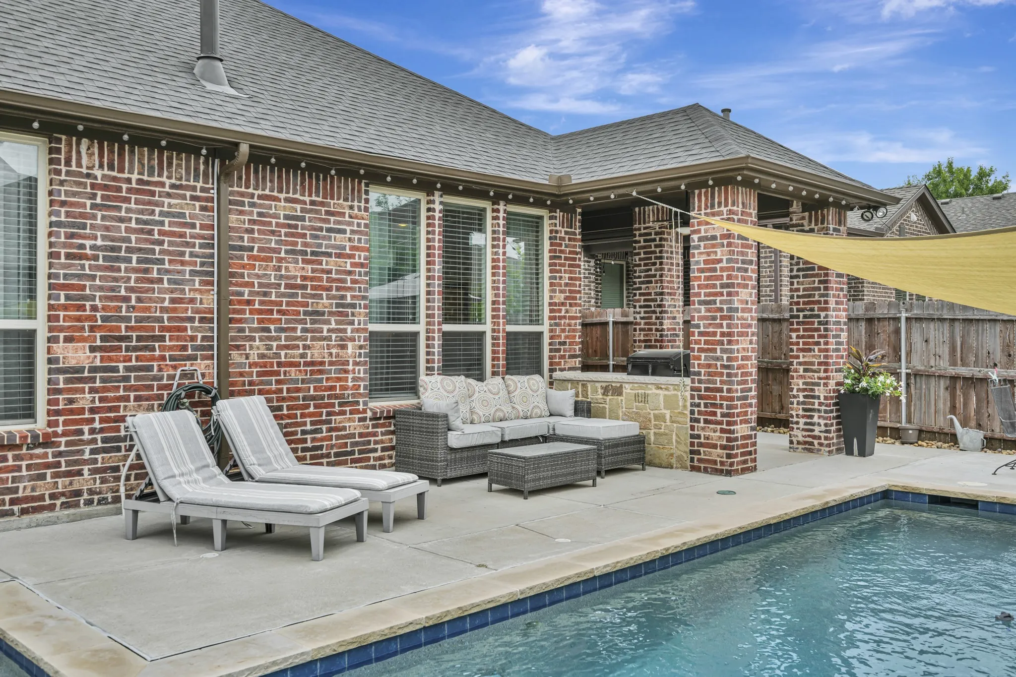 Single Family Residence For Sale in Denton County , 409 Middleton Drive, Roanoke, Texas 76262, 3 Bedroom, 2 Bathroom, 2 Garage spaces, 2,083 Sqft, built in 2015, mls#21390393, Real Estate Agent in Roanoke, Homes For Sale in Denton county, Homes For Sale in Roanoke, Realtor in Roanoke Texas, Real Estate Brokerage Independent Realty Texas, Luminita Cordes Realtor