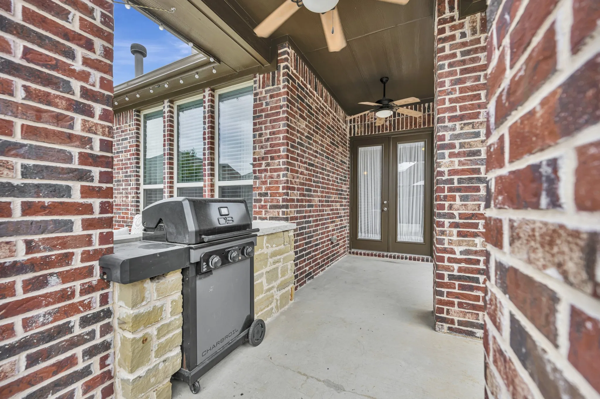 Single Family Residence For Sale in Denton County , 409 Middleton Drive, Roanoke, Texas 76262, 3 Bedroom, 2 Bathroom, 2 Garage spaces, 2,083 Sqft, built in 2015, mls#21390393, Real Estate Agent in Roanoke, Homes For Sale in Denton county, Homes For Sale in Roanoke, Realtor in Roanoke Texas, Real Estate Brokerage Independent Realty Texas, Luminita Cordes Realtor