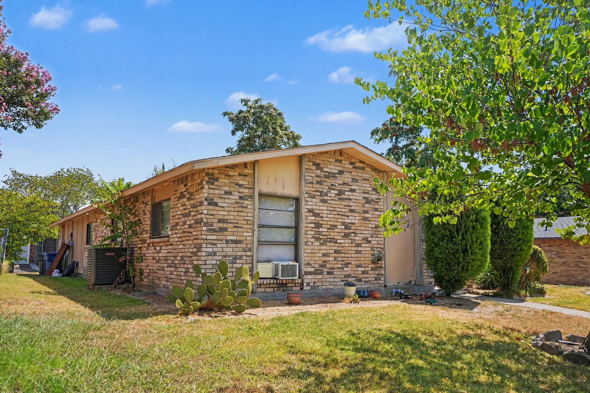 Single Family Residence For Sale in Dallas County , 3602 Clover Meadow Drive, Garland, Texas 75043, 3 Bedroom, 2 Bathroom, 2 Garage spaces, 2,220 Sqft, built in 1977, mls#21380513, Real Estate Agent in Garland, Homes For Sale in Dallas county, Homes For Sale in Garland, Realtor in Garland Texas, Real Estate Brokerage Independent Realty Texas, Luminita Cordes Realtor