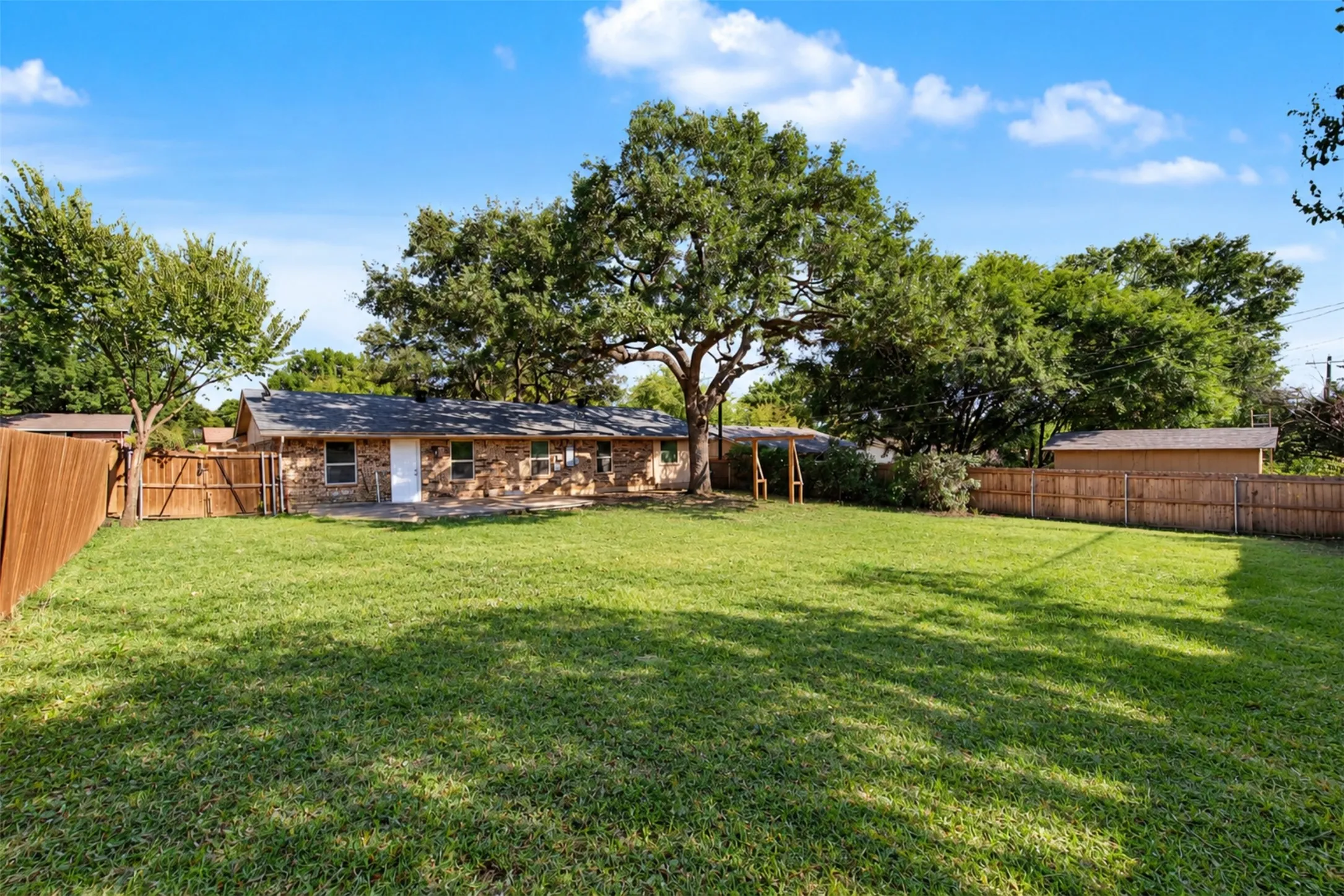 Single Family Residence For Rent in Tarrant County , 224 Mountain View Drive, Azle, Texas 76020, 4 Bedroom, 2 Bathroom, Garage spaces, 1,835 Sqft, built in 1982, mls#21391040, Real Estate Agent in Azle, Homes For Rent in Tarrant county, Homes For Rent in Azle, Realtor in Azle Texas, Real Estate Brokerage Independent Realty Texas, Luminita Cordes Realtor