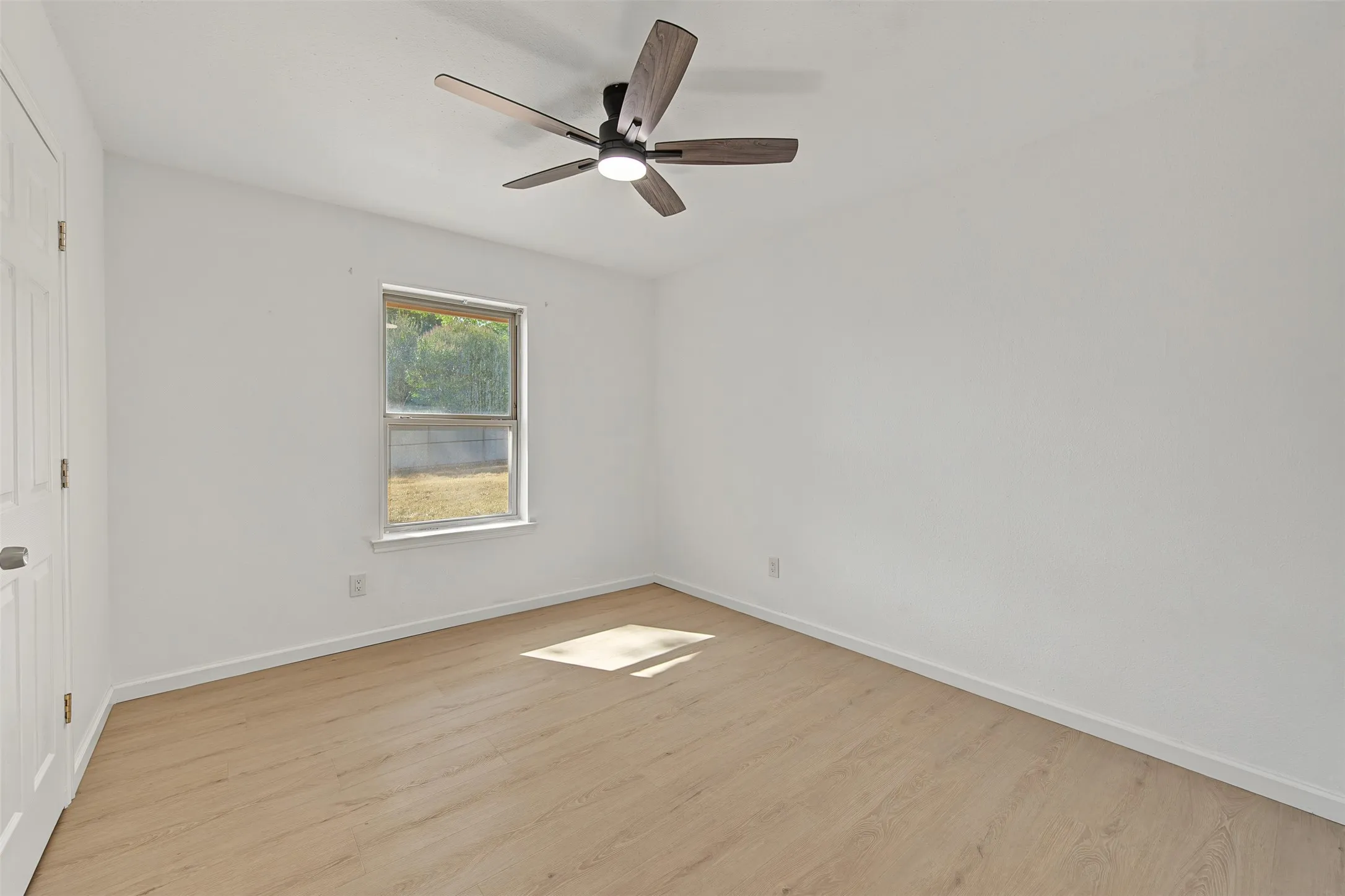 Single Family Residence For Rent in Tarrant County , 224 Mountain View Drive, Azle, Texas 76020, 4 Bedroom, 2 Bathroom, Garage spaces, 1,835 Sqft, built in 1982, mls#21391040, Real Estate Agent in Azle, Homes For Rent in Tarrant county, Homes For Rent in Azle, Realtor in Azle Texas, Real Estate Brokerage Independent Realty Texas, Luminita Cordes Realtor