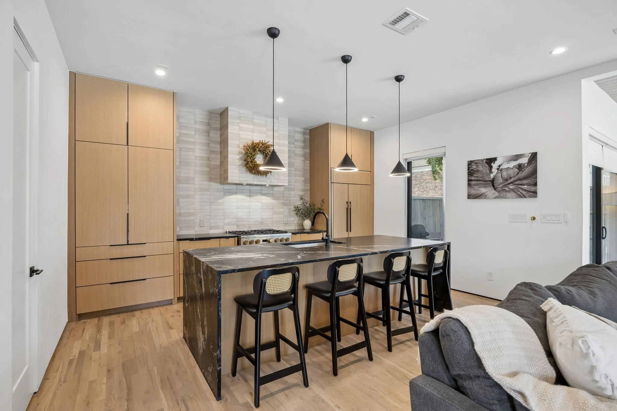 Single Family Residence For Rent in Dallas County , 5548 Sears Street, Dallas, Texas 75206, 3 Bedroom, 3 Bathroom, 2 Garage spaces, 2,552 Sqft, built in 2023, mls#21390972, Real Estate Agent in Dallas, Homes For Rent in Dallas county, Homes For Rent in Dallas, Realtor in Dallas Texas, Real Estate Brokerage Independent Realty Texas, Luminita Cordes Realtor