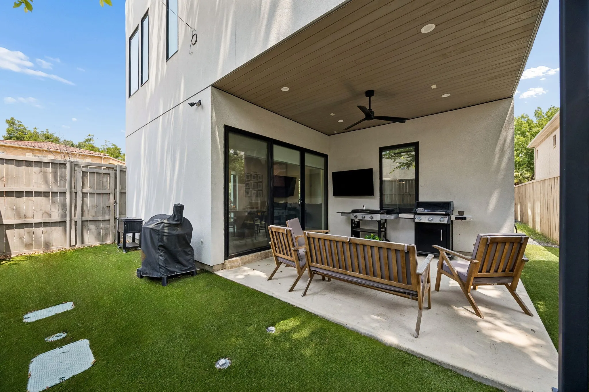 Single Family Residence For Rent in Dallas County , 5548 Sears Street, Dallas, Texas 75206, 3 Bedroom, 3 Bathroom, 2 Garage spaces, 2,552 Sqft, built in 2023, mls#21390972, Real Estate Agent in Dallas, Homes For Rent in Dallas county, Homes For Rent in Dallas, Realtor in Dallas Texas, Real Estate Brokerage Independent Realty Texas, Luminita Cordes Realtor