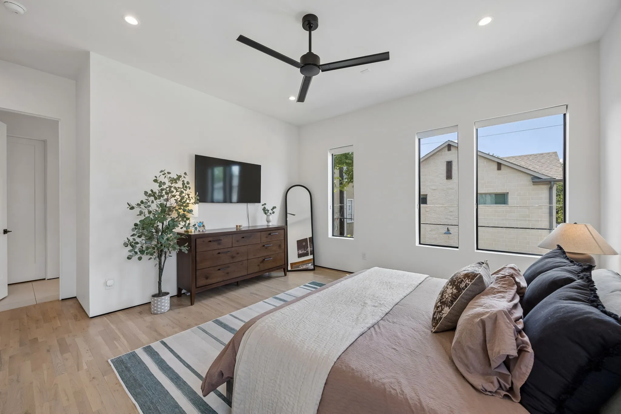 Single Family Residence For Rent in Dallas County , 5548 Sears Street, Dallas, Texas 75206, 3 Bedroom, 3 Bathroom, 2 Garage spaces, 2,552 Sqft, built in 2023, mls#21390972, Real Estate Agent in Dallas, Homes For Rent in Dallas county, Homes For Rent in Dallas, Realtor in Dallas Texas, Real Estate Brokerage Independent Realty Texas, Luminita Cordes Realtor