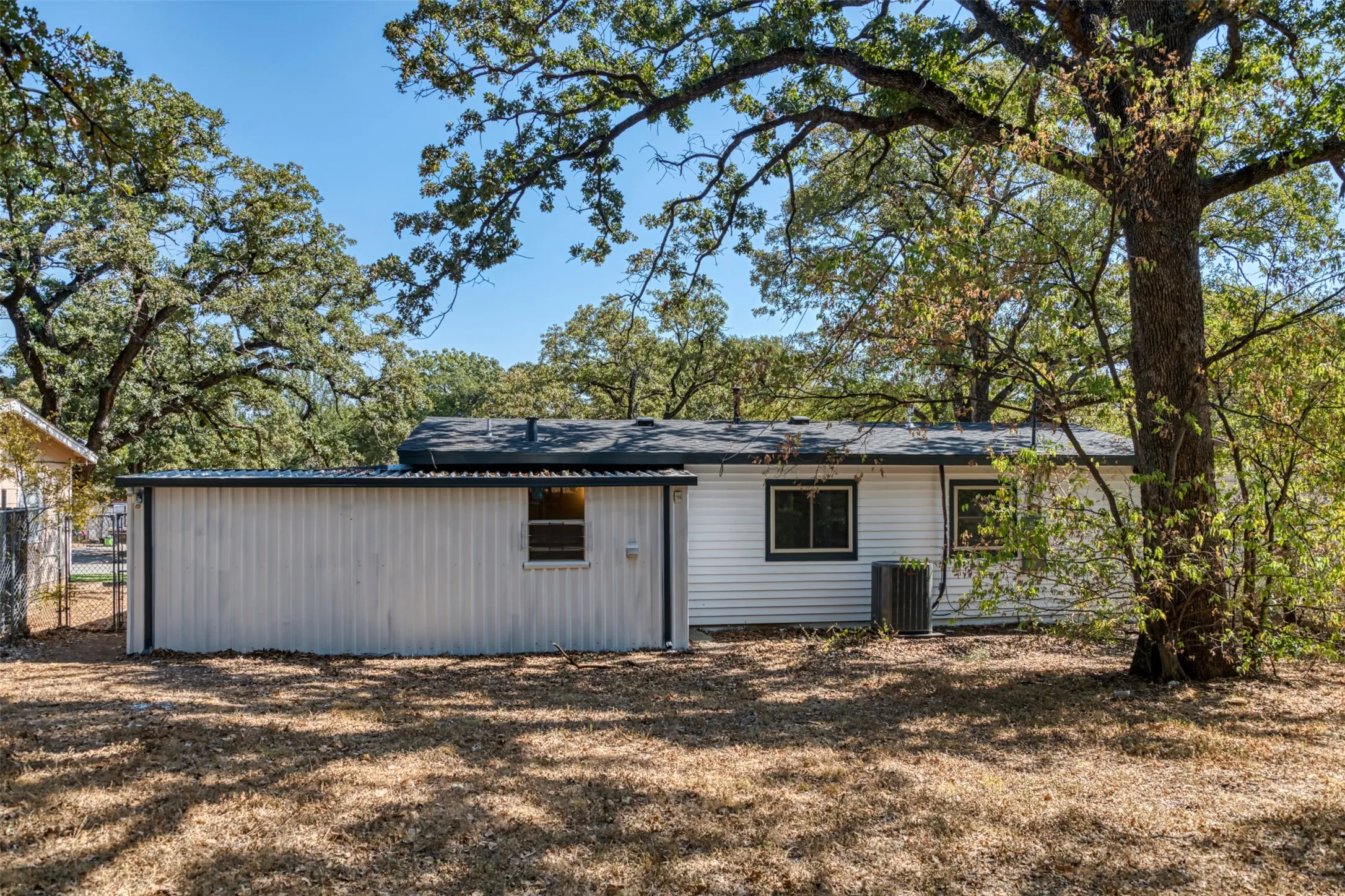 Single Family Residence For Sale in Tarrant County , 6416 Ava Court Drive, Fort Worth, Texas 76112, 3 Bedroom, 1 Bathroom, Garage spaces, 788 Sqft, built in 1958, mls#21355875, Real Estate Agent in Fort Worth, Homes For Sale in Tarrant county, Homes For Sale in Fort Worth, Realtor in Fort Worth Texas, Real Estate Brokerage Independent Realty Texas, Luminita Cordes Realtor