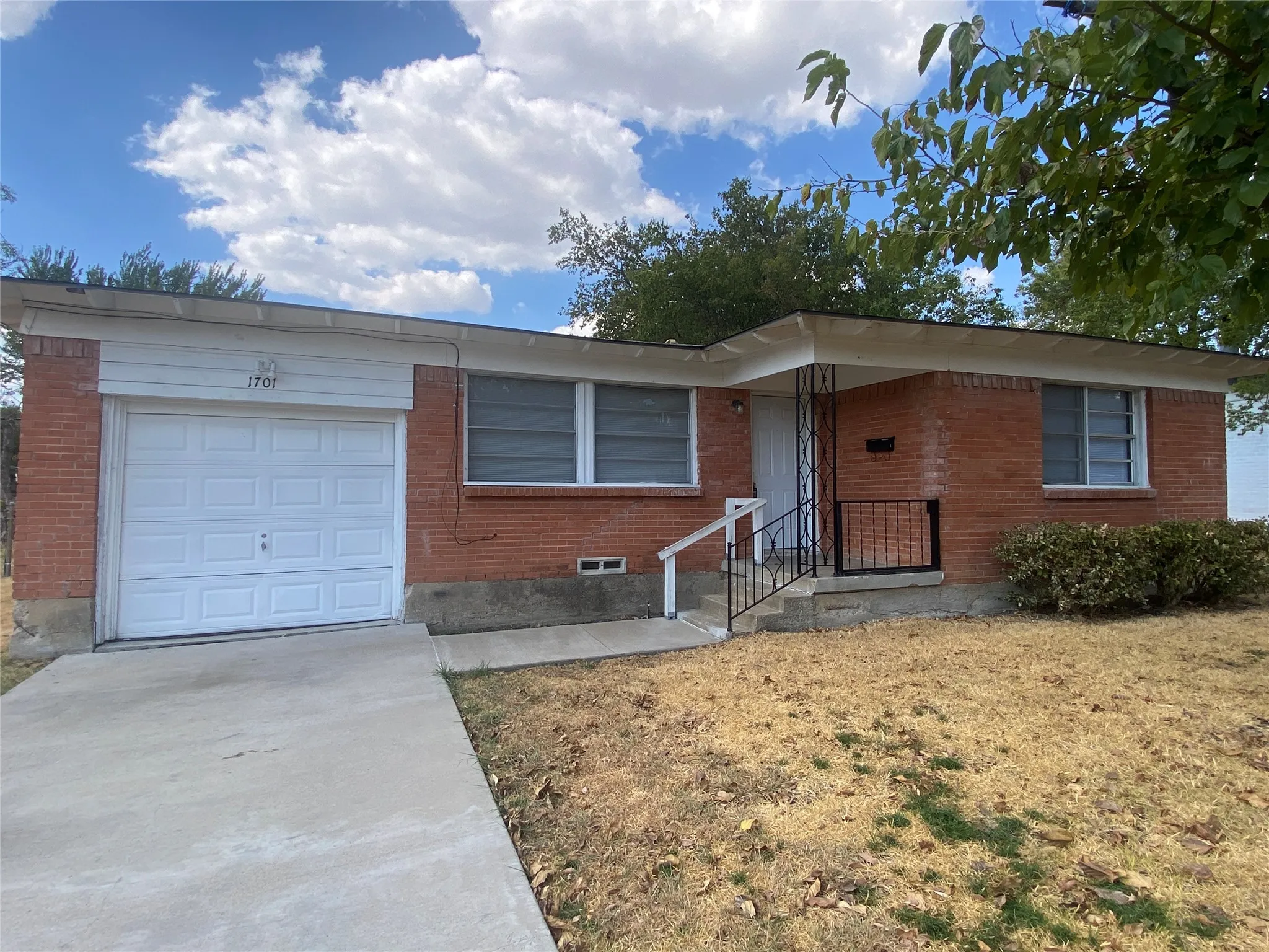 Single Family Residence For Rent in Dallas County , 1701 Longview Street, Mesquite, Texas 75149, 3 Bedroom, 1 Bathroom, 1 Garage spaces, 976 Sqft, built in 1955, mls#21391048, Real Estate Agent in Mesquite, Homes For Rent in Dallas county, Homes For Rent in Mesquite, Realtor in Mesquite Texas, Real Estate Brokerage Independent Realty Texas, Luminita Cordes Realtor