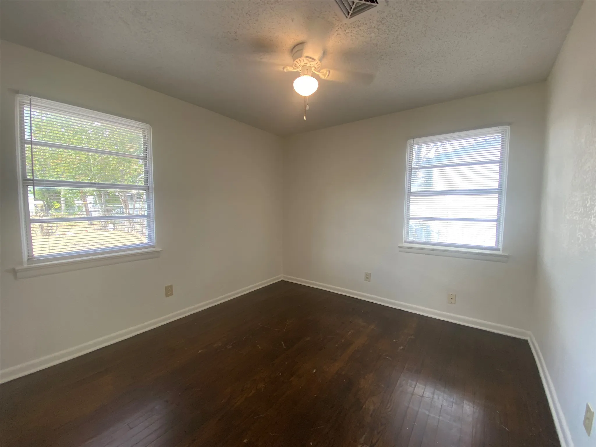 Single Family Residence For Rent in Dallas County , 1701 Longview Street, Mesquite, Texas 75149, 3 Bedroom, 1 Bathroom, 1 Garage spaces, 976 Sqft, built in 1955, mls#21391048, Real Estate Agent in Mesquite, Homes For Rent in Dallas county, Homes For Rent in Mesquite, Realtor in Mesquite Texas, Real Estate Brokerage Independent Realty Texas, Luminita Cordes Realtor