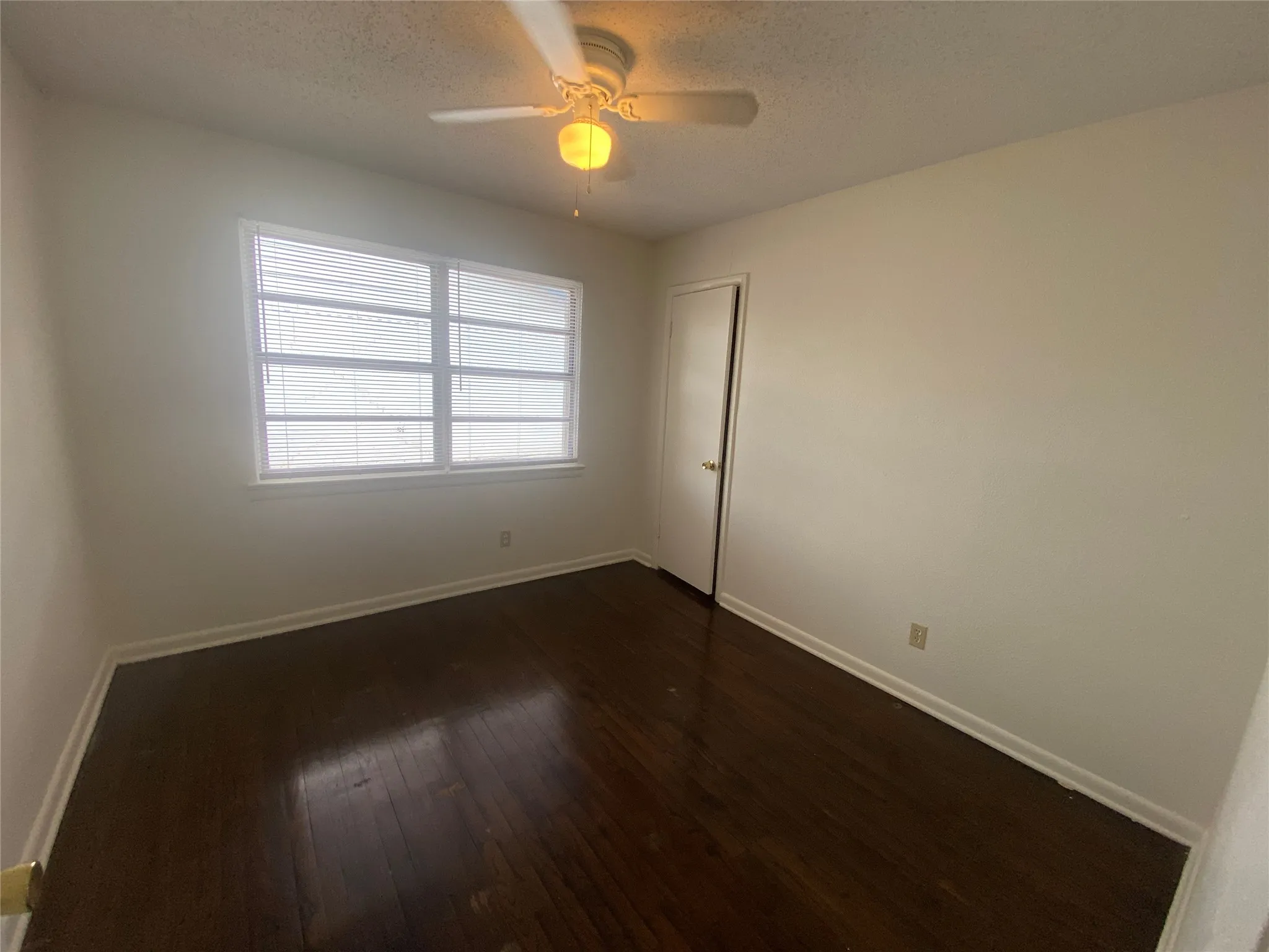 Single Family Residence For Rent in Dallas County , 1701 Longview Street, Mesquite, Texas 75149, 3 Bedroom, 1 Bathroom, 1 Garage spaces, 976 Sqft, built in 1955, mls#21391048, Real Estate Agent in Mesquite, Homes For Rent in Dallas county, Homes For Rent in Mesquite, Realtor in Mesquite Texas, Real Estate Brokerage Independent Realty Texas, Luminita Cordes Realtor