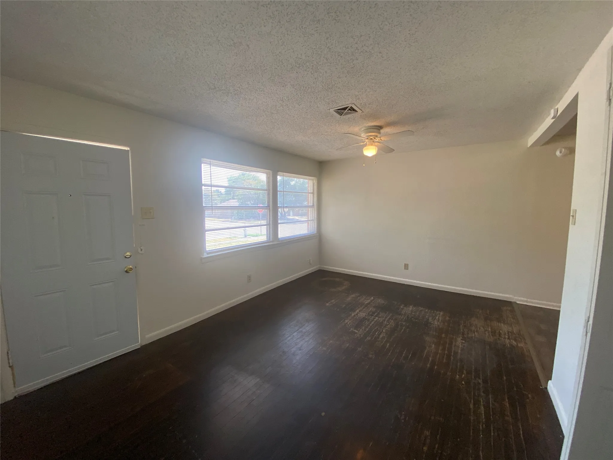 Single Family Residence For Rent in Dallas County , 1701 Longview Street, Mesquite, Texas 75149, 3 Bedroom, 1 Bathroom, 1 Garage spaces, 976 Sqft, built in 1955, mls#21391048, Real Estate Agent in Mesquite, Homes For Rent in Dallas county, Homes For Rent in Mesquite, Realtor in Mesquite Texas, Real Estate Brokerage Independent Realty Texas, Luminita Cordes Realtor