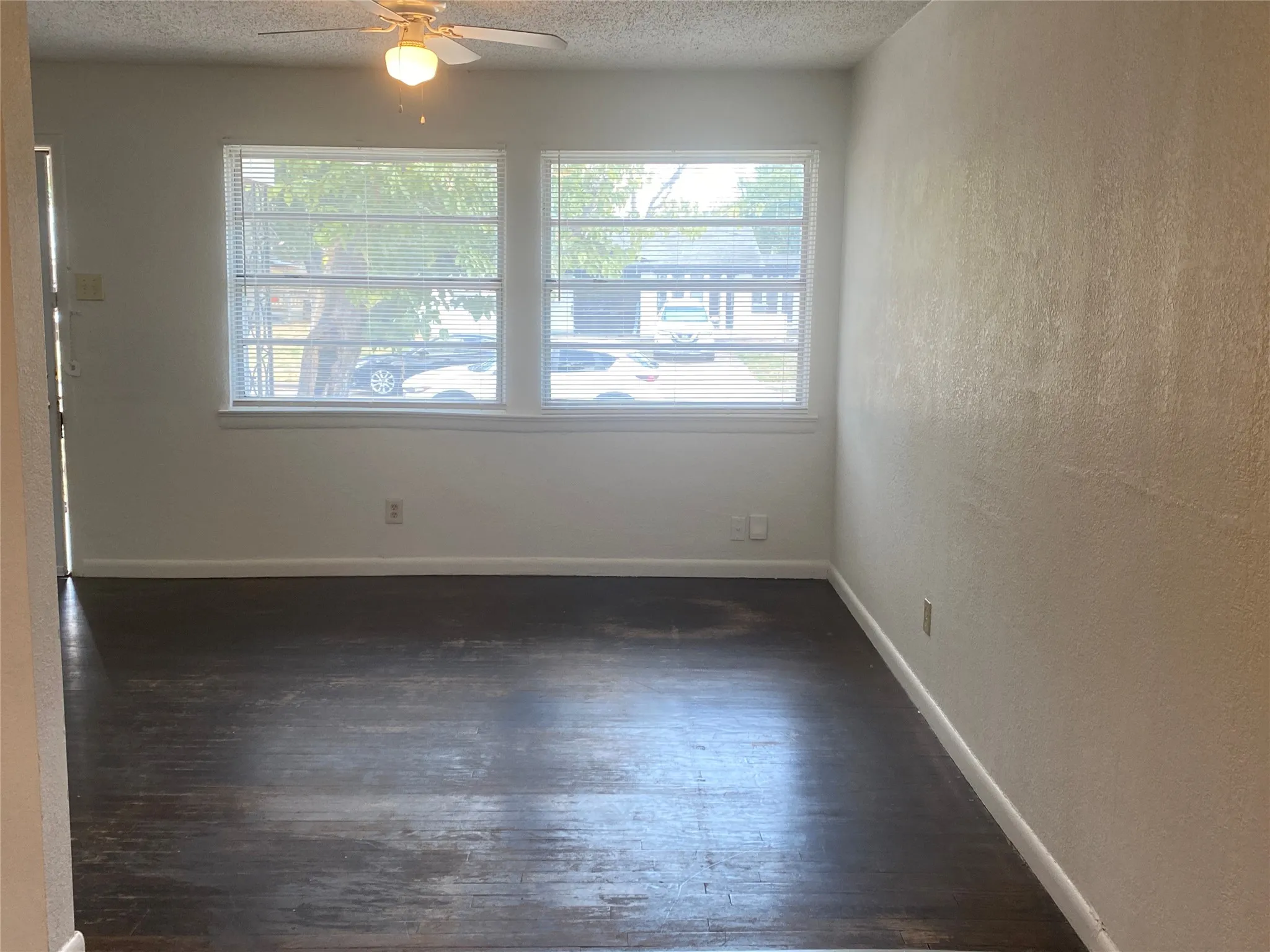 Single Family Residence For Rent in Dallas County , 1701 Longview Street, Mesquite, Texas 75149, 3 Bedroom, 1 Bathroom, 1 Garage spaces, 976 Sqft, built in 1955, mls#21391048, Real Estate Agent in Mesquite, Homes For Rent in Dallas county, Homes For Rent in Mesquite, Realtor in Mesquite Texas, Real Estate Brokerage Independent Realty Texas, Luminita Cordes Realtor