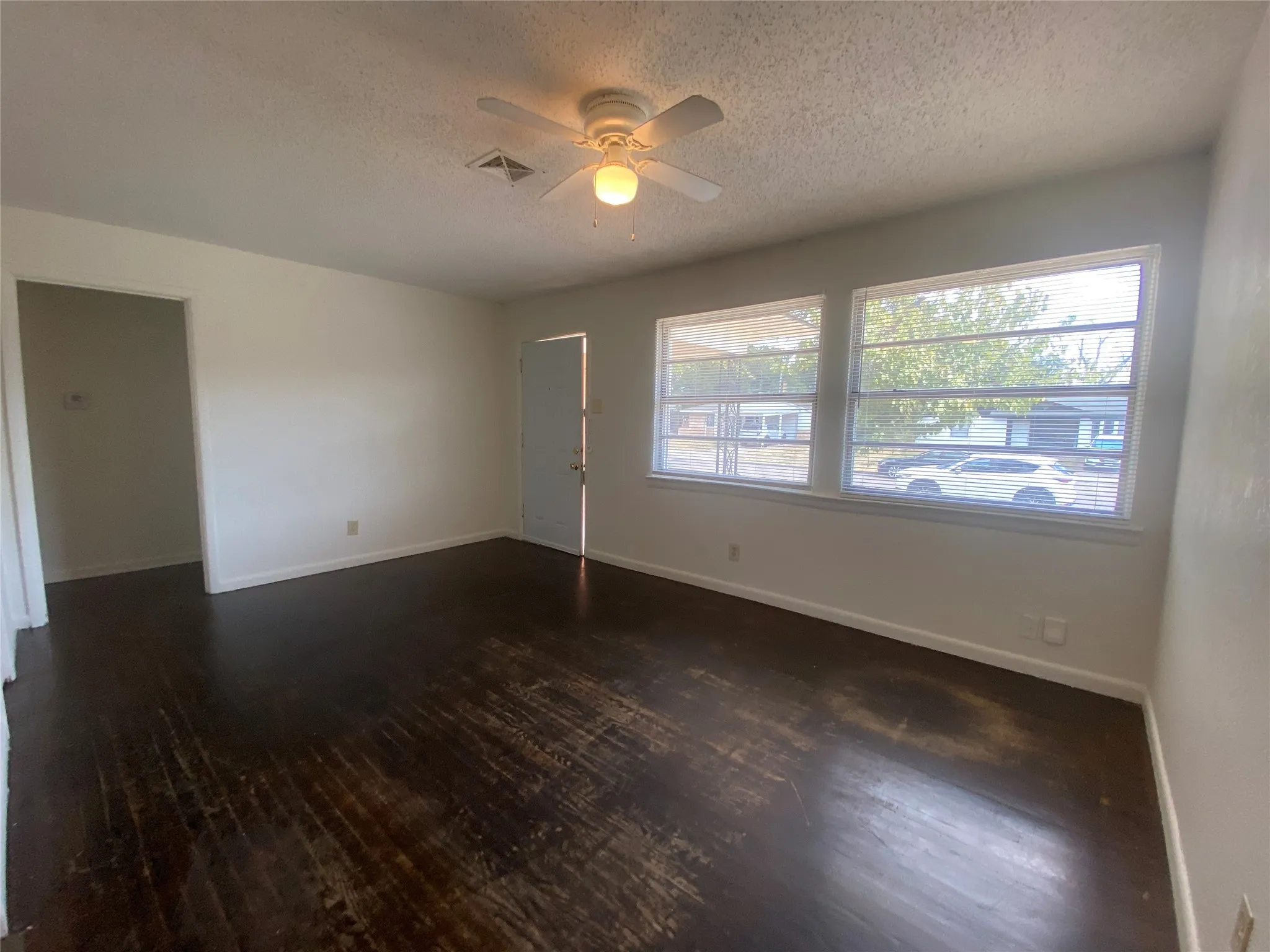 Single Family Residence For Rent in Dallas County , 1701 Longview Street, Mesquite, Texas 75149, 3 Bedroom, 1 Bathroom, 1 Garage spaces, 976 Sqft, built in 1955, mls#21391048, Real Estate Agent in Mesquite, Homes For Rent in Dallas county, Homes For Rent in Mesquite, Realtor in Mesquite Texas, Real Estate Brokerage Independent Realty Texas, Luminita Cordes Realtor