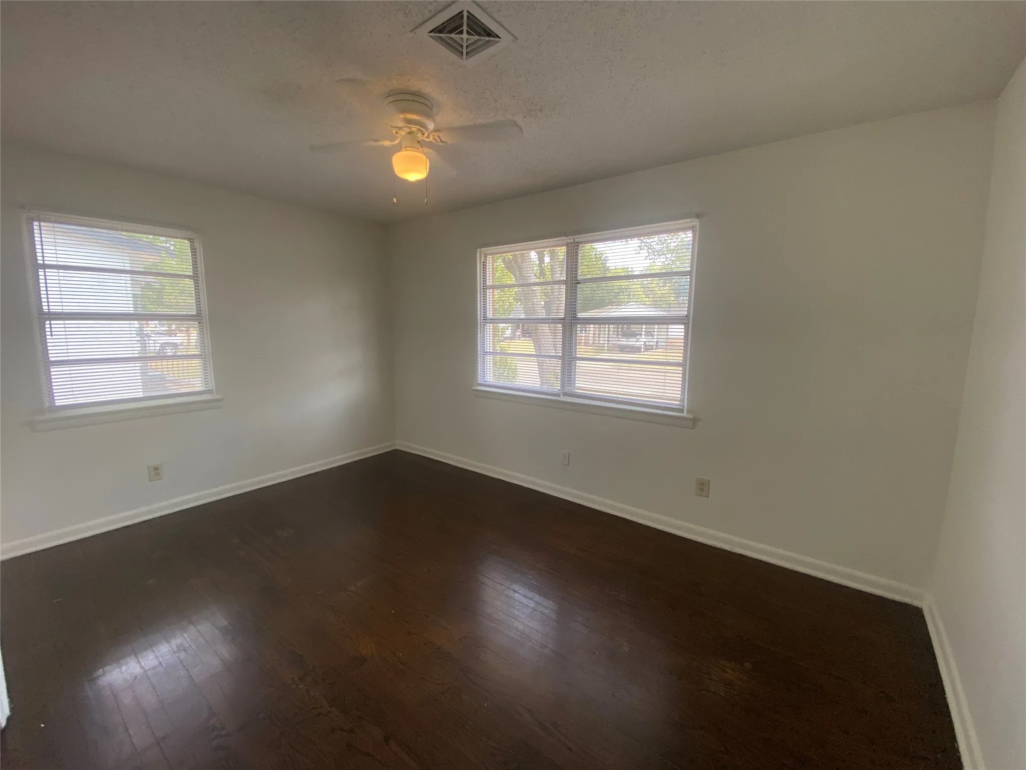 Single Family Residence For Rent in Dallas County , 1701 Longview Street, Mesquite, Texas 75149, 3 Bedroom, 1 Bathroom, 1 Garage spaces, 976 Sqft, built in 1955, mls#21391048, Real Estate Agent in Mesquite, Homes For Rent in Dallas county, Homes For Rent in Mesquite, Realtor in Mesquite Texas, Real Estate Brokerage Independent Realty Texas, Luminita Cordes Realtor