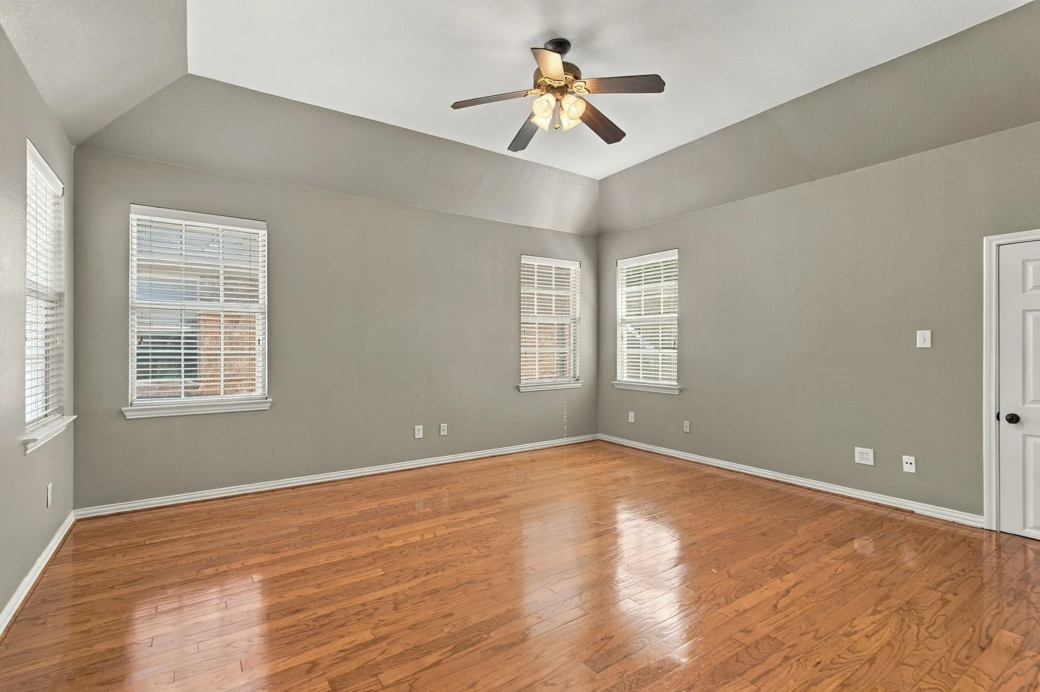 Single Family Residence For Rent in Denton County , 9991 Slick Rock Trail, Frisco, Texas 75033, 4 Bedroom, 3 Bathroom, 2 Garage spaces, 2,285 Sqft, built in 2001, mls#21391050, Real Estate Agent in Frisco, Homes For Rent in Denton county, Homes For Rent in Frisco, Realtor in Frisco Texas, Real Estate Brokerage Independent Realty Texas, Luminita Cordes Realtor
