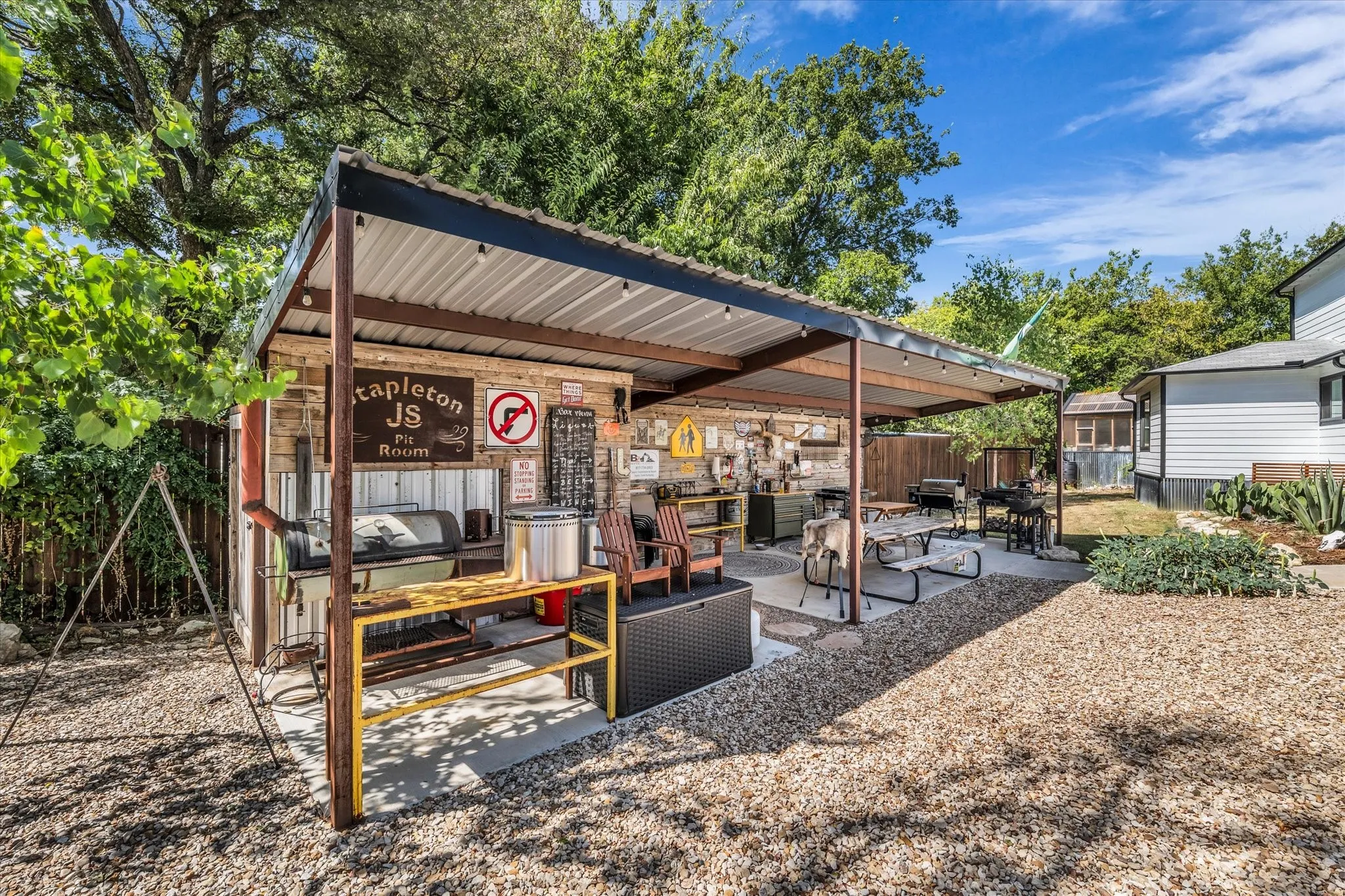 Single Family Residence For Sale in Johnson County , 9340 Apache Trail, Rio Vista, Texas 76093, 3 Bedroom, 2 Bathroom, Garage spaces, 2,073 Sqft, built in 1980, mls#21391053, Real Estate Agent in Rio Vista, Homes For Sale in Johnson county, Homes For Sale in Rio Vista, Realtor in Rio Vista Texas, Real Estate Brokerage Independent Realty Texas, Luminita Cordes Realtor