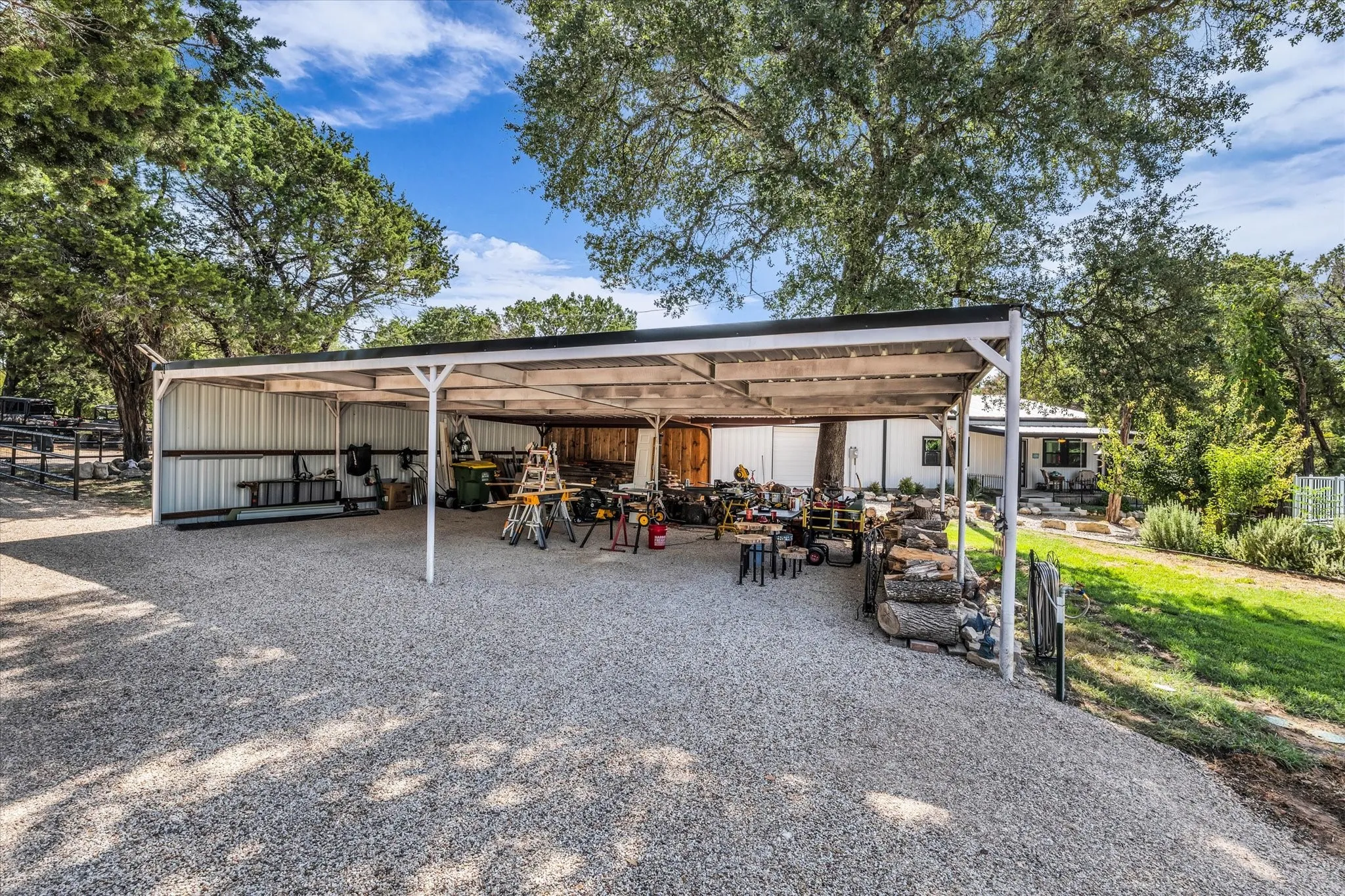 Single Family Residence For Sale in Johnson County , 9340 Apache Trail, Rio Vista, Texas 76093, 3 Bedroom, 2 Bathroom, Garage spaces, 2,073 Sqft, built in 1980, mls#21391053, Real Estate Agent in Rio Vista, Homes For Sale in Johnson county, Homes For Sale in Rio Vista, Realtor in Rio Vista Texas, Real Estate Brokerage Independent Realty Texas, Luminita Cordes Realtor
