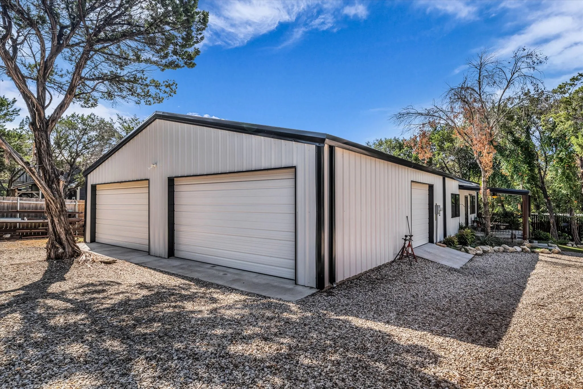 Single Family Residence For Sale in Johnson County , 9340 Apache Trail, Rio Vista, Texas 76093, 3 Bedroom, 2 Bathroom, Garage spaces, 2,073 Sqft, built in 1980, mls#21391053, Real Estate Agent in Rio Vista, Homes For Sale in Johnson county, Homes For Sale in Rio Vista, Realtor in Rio Vista Texas, Real Estate Brokerage Independent Realty Texas, Luminita Cordes Realtor