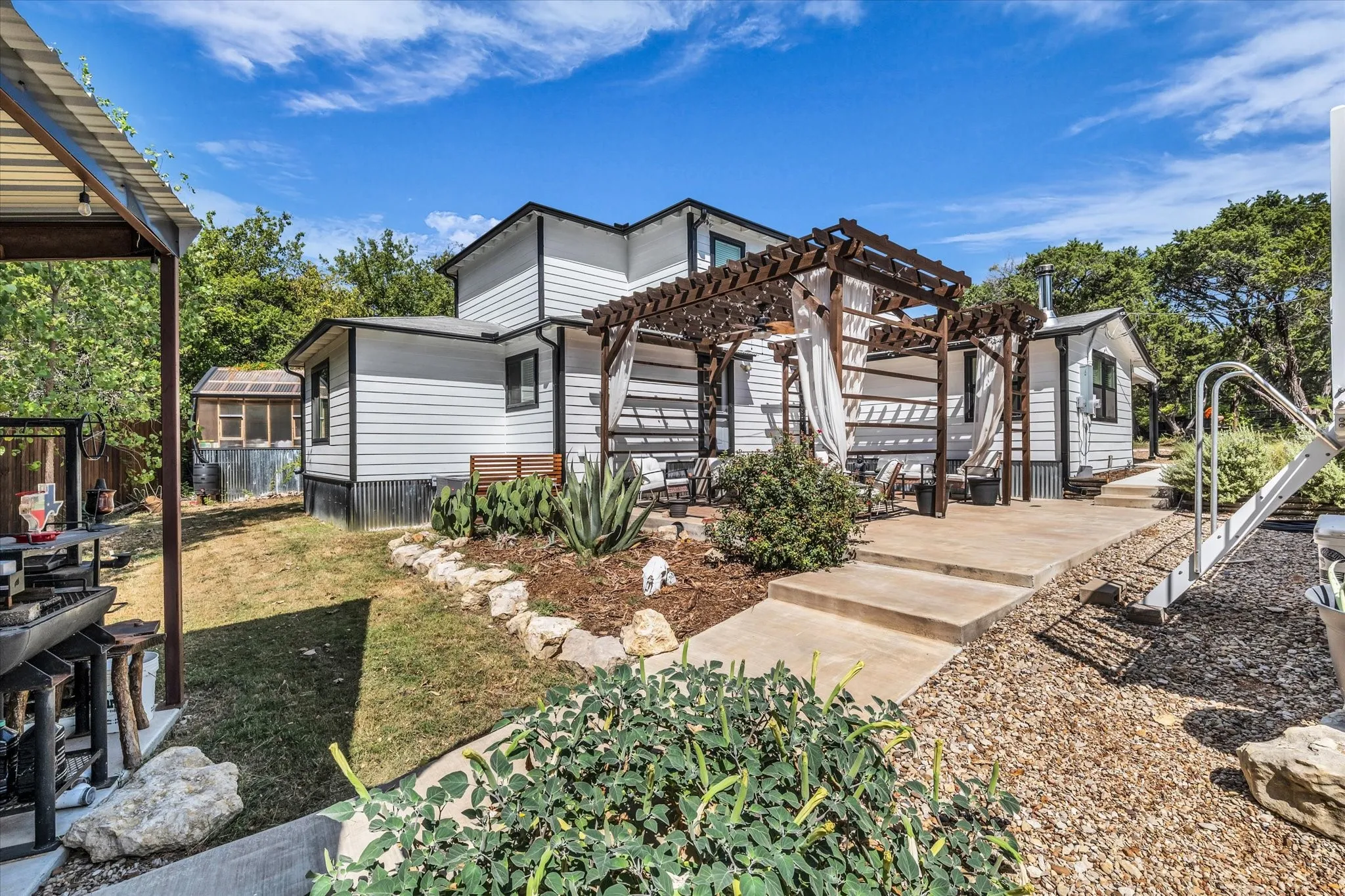Single Family Residence For Sale in Johnson County , 9340 Apache Trail, Rio Vista, Texas 76093, 3 Bedroom, 2 Bathroom, Garage spaces, 2,073 Sqft, built in 1980, mls#21391053, Real Estate Agent in Rio Vista, Homes For Sale in Johnson county, Homes For Sale in Rio Vista, Realtor in Rio Vista Texas, Real Estate Brokerage Independent Realty Texas, Luminita Cordes Realtor
