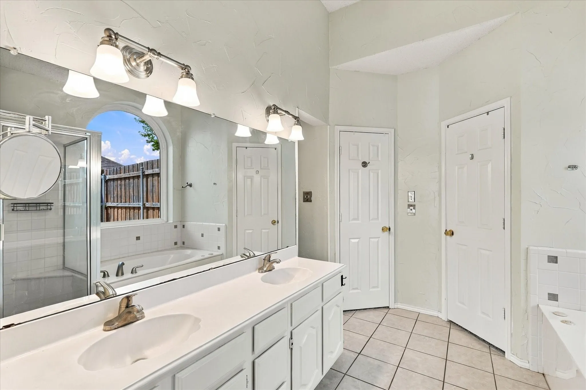 Single Family Residence For Sale in Dallas County , 8302 Brentwood Street, Rowlett, Texas 75088, 4 Bedroom, 3 Bathroom, 2 Garage spaces, 2,808 Sqft, built in 1990, mls#21387089, Real Estate Agent in Rowlett, Homes For Sale in Dallas county, Homes For Sale in Rowlett, Realtor in Rowlett Texas, Real Estate Brokerage Independent Realty Texas, Luminita Cordes Realtor