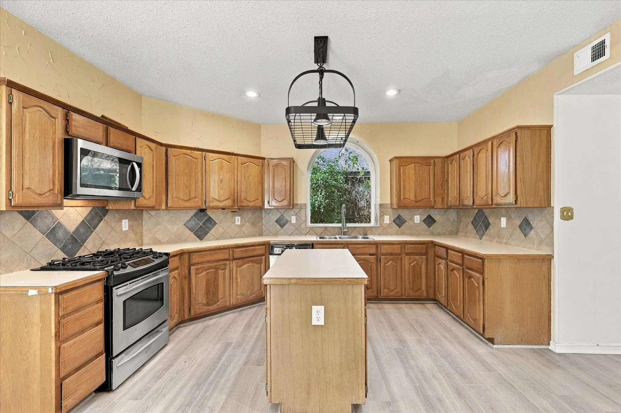 Single Family Residence For Sale in Dallas County , 8302 Brentwood Street, Rowlett, Texas 75088, 4 Bedroom, 3 Bathroom, 2 Garage spaces, 2,808 Sqft, built in 1990, mls#21387089, Real Estate Agent in Rowlett, Homes For Sale in Dallas county, Homes For Sale in Rowlett, Realtor in Rowlett Texas, Real Estate Brokerage Independent Realty Texas, Luminita Cordes Realtor