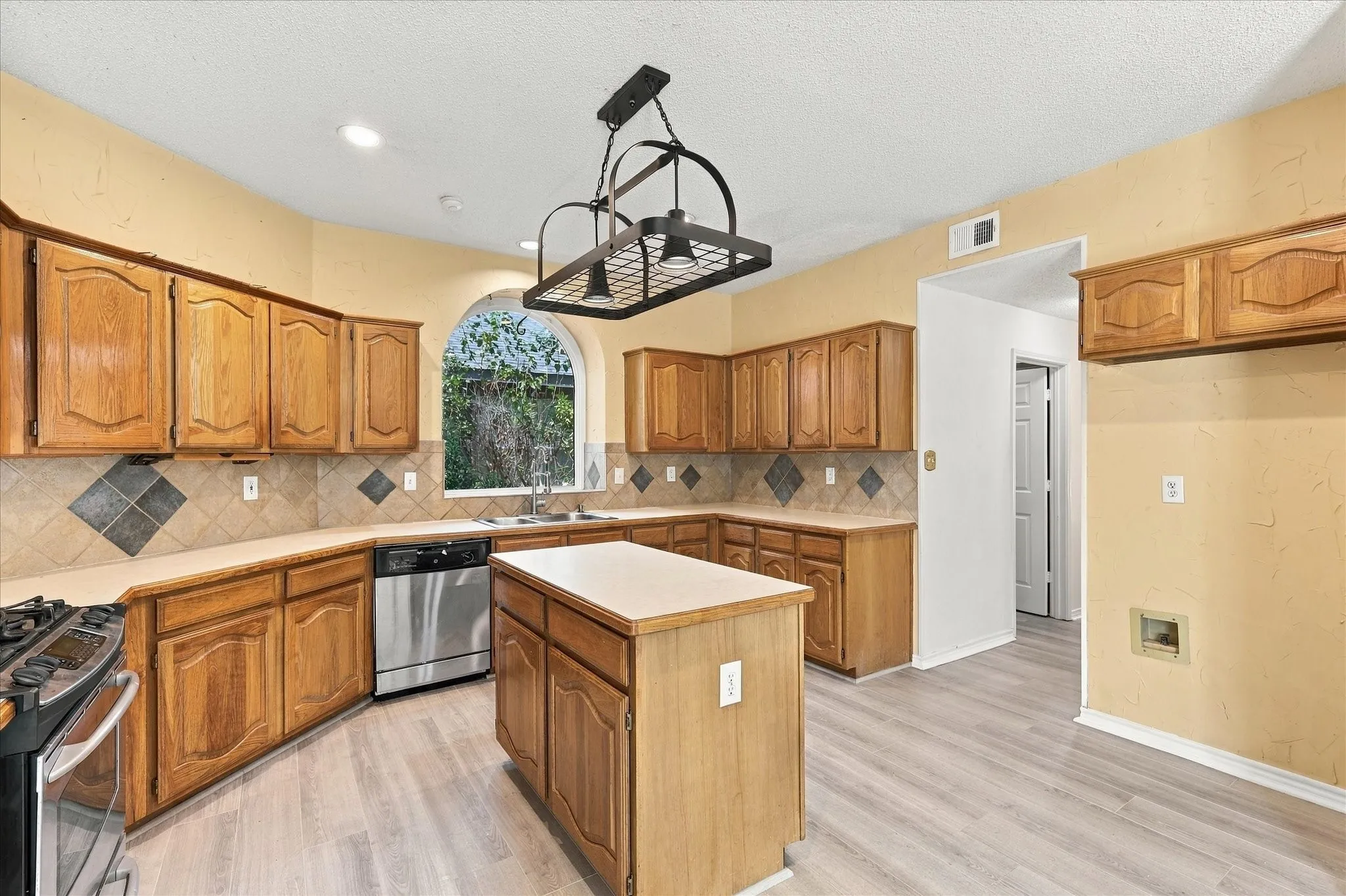 Single Family Residence For Sale in Dallas County , 8302 Brentwood Street, Rowlett, Texas 75088, 4 Bedroom, 3 Bathroom, 2 Garage spaces, 2,808 Sqft, built in 1990, mls#21387089, Real Estate Agent in Rowlett, Homes For Sale in Dallas county, Homes For Sale in Rowlett, Realtor in Rowlett Texas, Real Estate Brokerage Independent Realty Texas, Luminita Cordes Realtor
