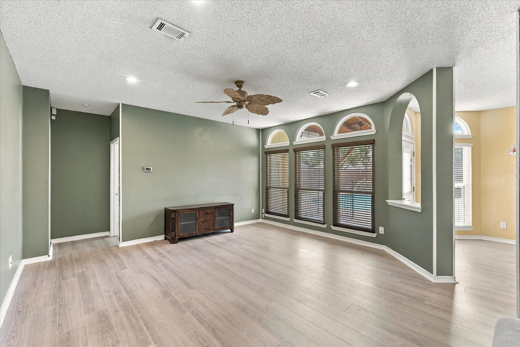Single Family Residence For Sale in Dallas County , 8302 Brentwood Street, Rowlett, Texas 75088, 4 Bedroom, 3 Bathroom, 2 Garage spaces, 2,808 Sqft, built in 1990, mls#21387089, Real Estate Agent in Rowlett, Homes For Sale in Dallas county, Homes For Sale in Rowlett, Realtor in Rowlett Texas, Real Estate Brokerage Independent Realty Texas, Luminita Cordes Realtor