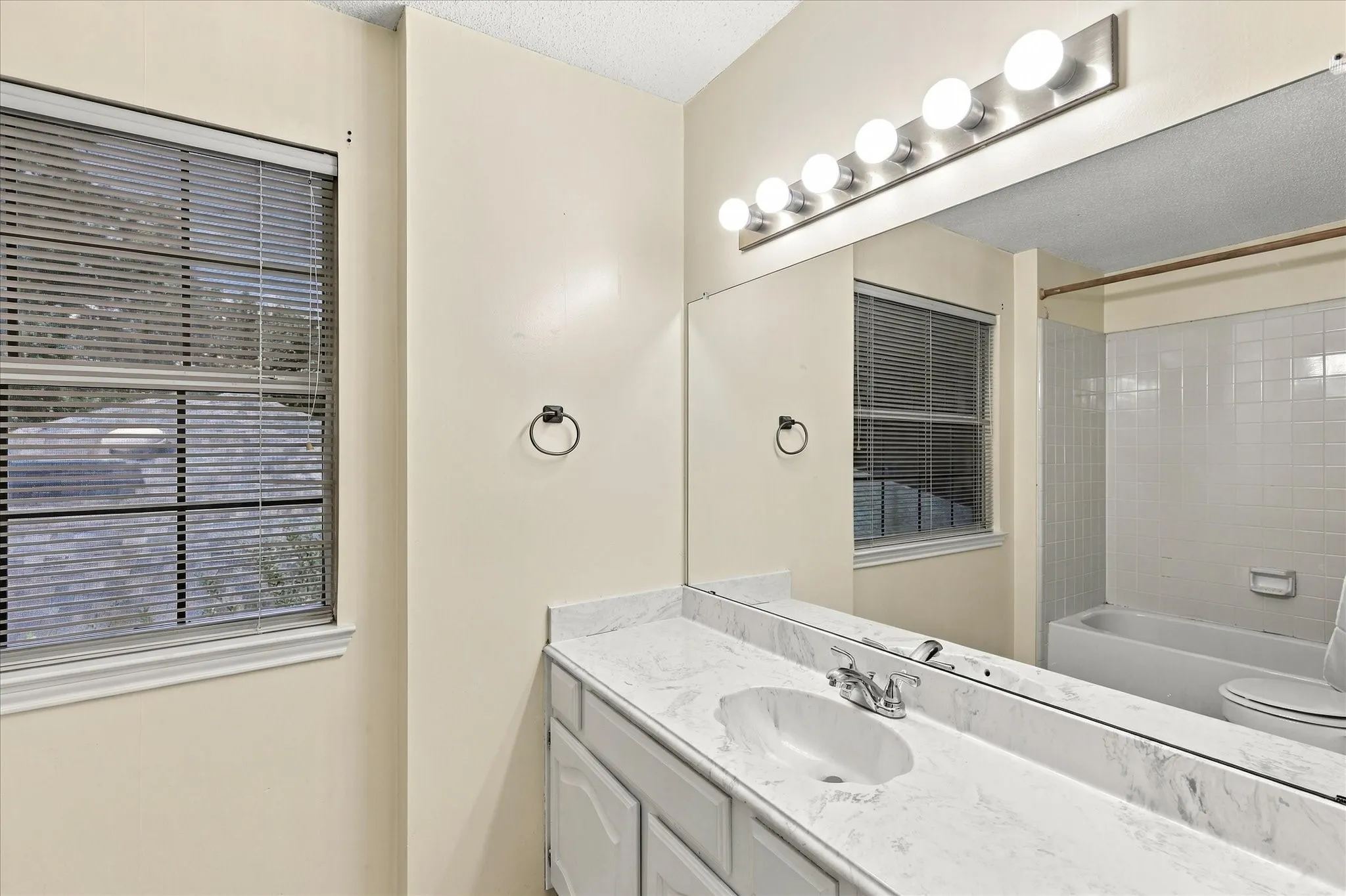 Single Family Residence For Sale in Dallas County , 8302 Brentwood Street, Rowlett, Texas 75088, 4 Bedroom, 3 Bathroom, 2 Garage spaces, 2,808 Sqft, built in 1990, mls#21387089, Real Estate Agent in Rowlett, Homes For Sale in Dallas county, Homes For Sale in Rowlett, Realtor in Rowlett Texas, Real Estate Brokerage Independent Realty Texas, Luminita Cordes Realtor