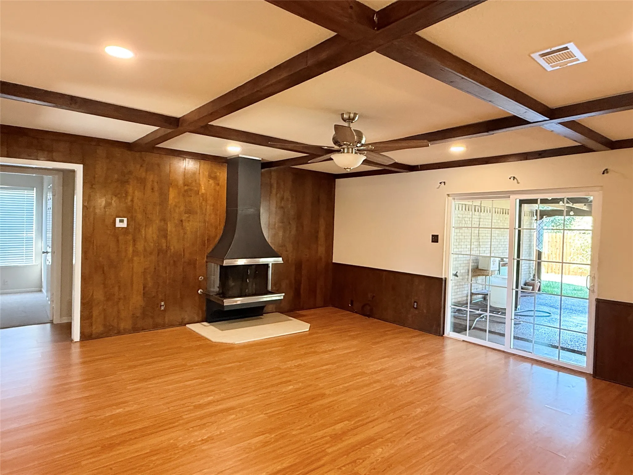 Single Family Residence For Rent in Dallas County , 3467 Goldendale Drive, Farmers Branch, Texas 75234, 3 Bedroom, 2 Bathroom, 2 Garage spaces, 1,488 Sqft, built in 1960, mls#21389791, Real Estate Agent in Farmers Branch, Homes For Rent in Dallas county, Homes For Rent in Farmers Branch, Realtor in Farmers Branch Texas, Real Estate Brokerage Independent Realty Texas, Luminita Cordes Realtor