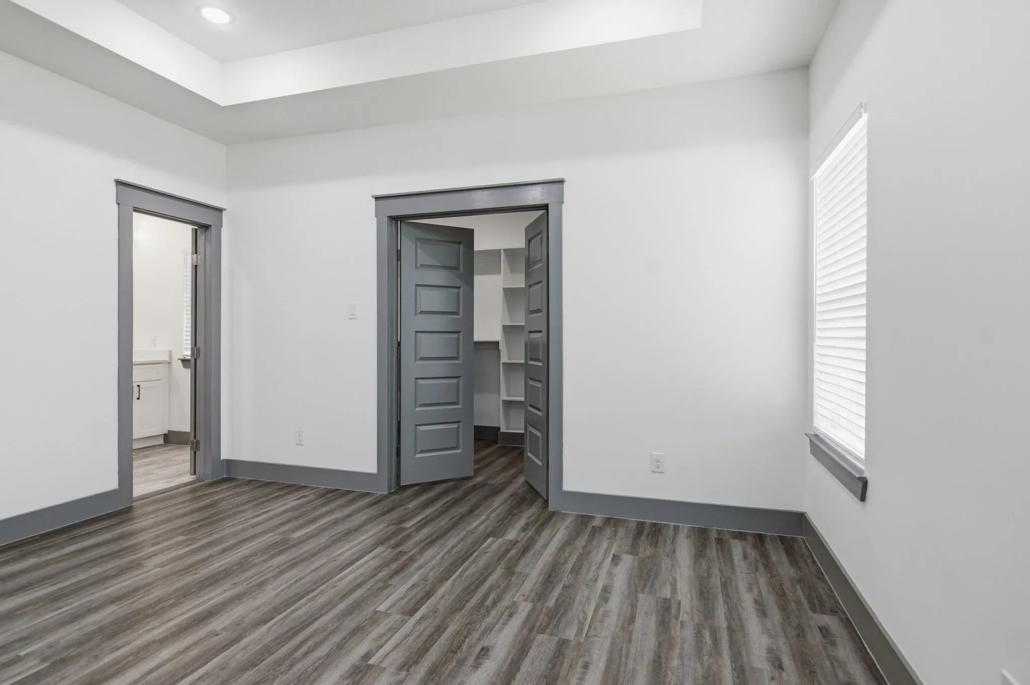 Tray ceiling with recessed lighting