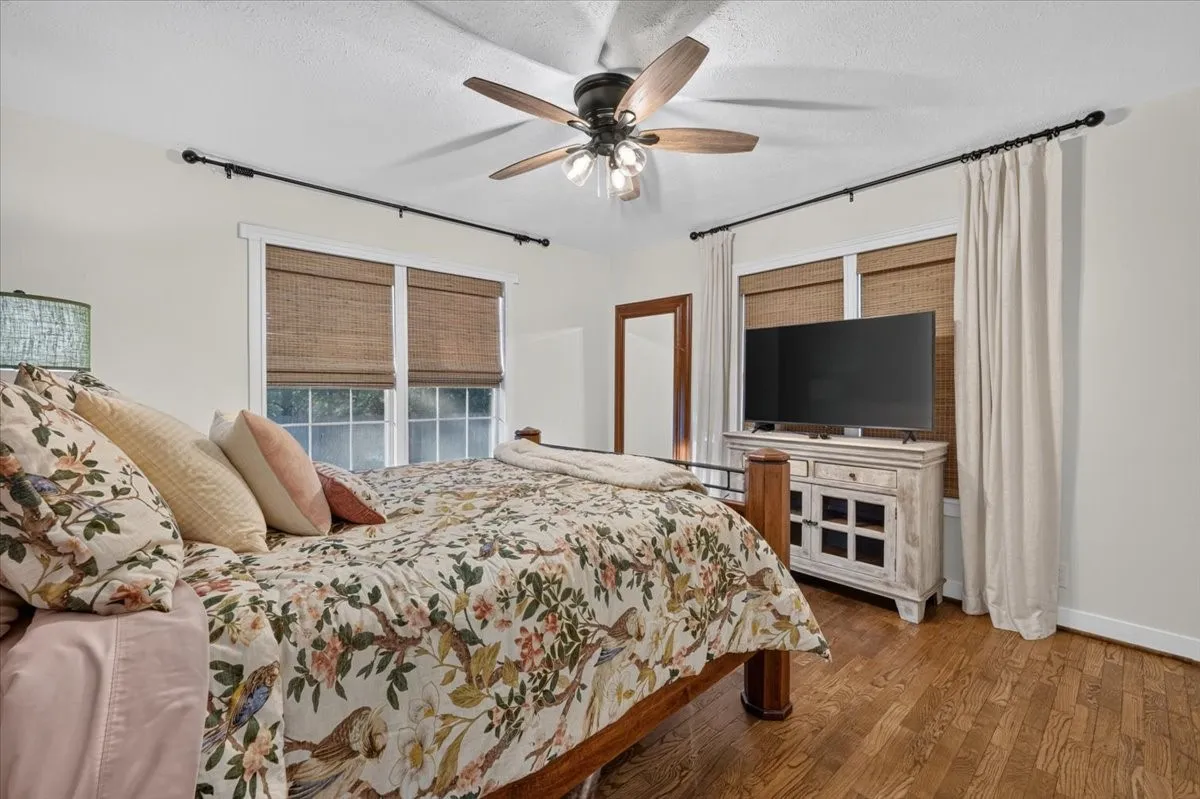 Single Family Residence For Sale in Erath County , 1090 Counts Street, Stephenville, Texas 76401, 2 Bedroom, 1 Bathroom, Garage spaces, 990 Sqft, built in 1940, mls#21390577, Real Estate Agent in Stephenville, Homes For Sale in Erath county, Homes For Sale in Stephenville, Realtor in Stephenville Texas, Real Estate Brokerage Independent Realty Texas, Luminita Cordes Realtor