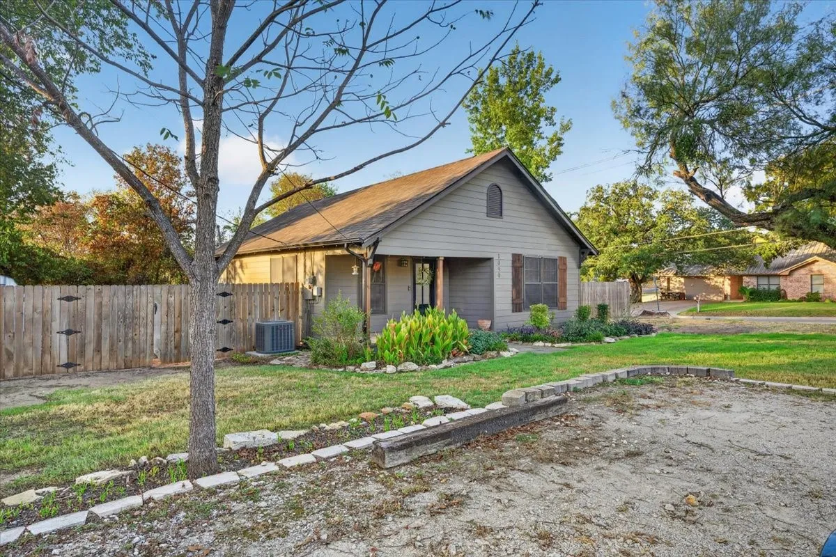 Single Family Residence For Sale in Erath County , 1090 Counts Street, Stephenville, Texas 76401, 2 Bedroom, 1 Bathroom, Garage spaces, 990 Sqft, built in 1940, mls#21390577, Real Estate Agent in Stephenville, Homes For Sale in Erath county, Homes For Sale in Stephenville, Realtor in Stephenville Texas, Real Estate Brokerage Independent Realty Texas, Luminita Cordes Realtor