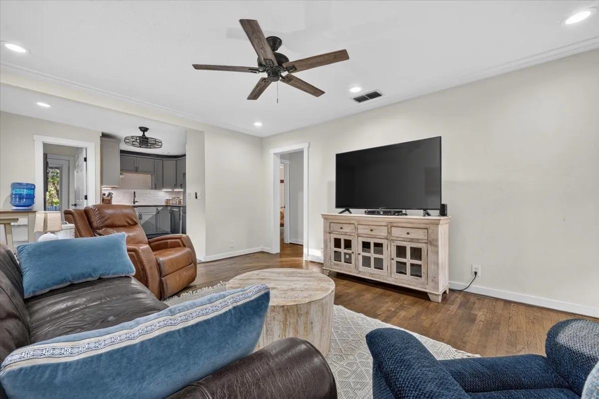 Single Family Residence For Sale in Erath County , 1090 Counts Street, Stephenville, Texas 76401, 2 Bedroom, 1 Bathroom, Garage spaces, 990 Sqft, built in 1940, mls#21390577, Real Estate Agent in Stephenville, Homes For Sale in Erath county, Homes For Sale in Stephenville, Realtor in Stephenville Texas, Real Estate Brokerage Independent Realty Texas, Luminita Cordes Realtor