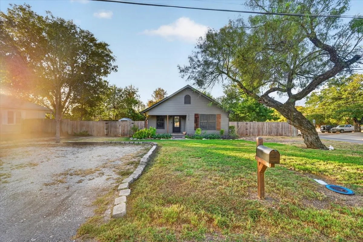 Single Family Residence For Sale in Erath County , 1090 Counts Street, Stephenville, Texas 76401, 2 Bedroom, 1 Bathroom, Garage spaces, 990 Sqft, built in 1940, mls#21390577, Real Estate Agent in Stephenville, Homes For Sale in Erath county, Homes For Sale in Stephenville, Realtor in Stephenville Texas, Real Estate Brokerage Independent Realty Texas, Luminita Cordes Realtor
