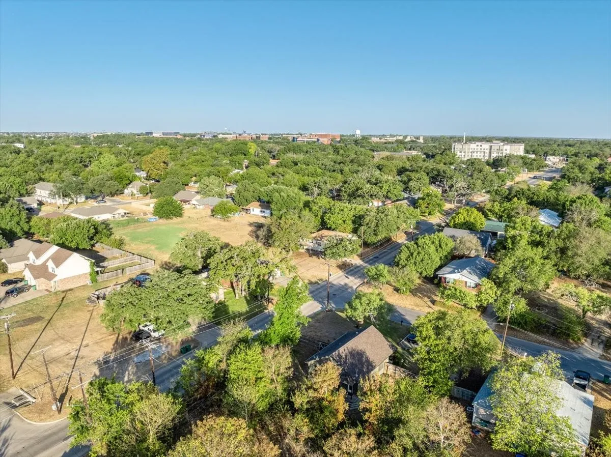 Single Family Residence For Sale in Erath County , 1090 Counts Street, Stephenville, Texas 76401, 2 Bedroom, 1 Bathroom, Garage spaces, 990 Sqft, built in 1940, mls#21390577, Real Estate Agent in Stephenville, Homes For Sale in Erath county, Homes For Sale in Stephenville, Realtor in Stephenville Texas, Real Estate Brokerage Independent Realty Texas, Luminita Cordes Realtor