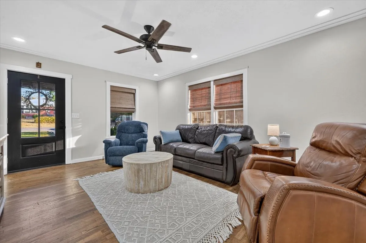 Single Family Residence For Sale in Erath County , 1090 Counts Street, Stephenville, Texas 76401, 2 Bedroom, 1 Bathroom, Garage spaces, 990 Sqft, built in 1940, mls#21390577, Real Estate Agent in Stephenville, Homes For Sale in Erath county, Homes For Sale in Stephenville, Realtor in Stephenville Texas, Real Estate Brokerage Independent Realty Texas, Luminita Cordes Realtor