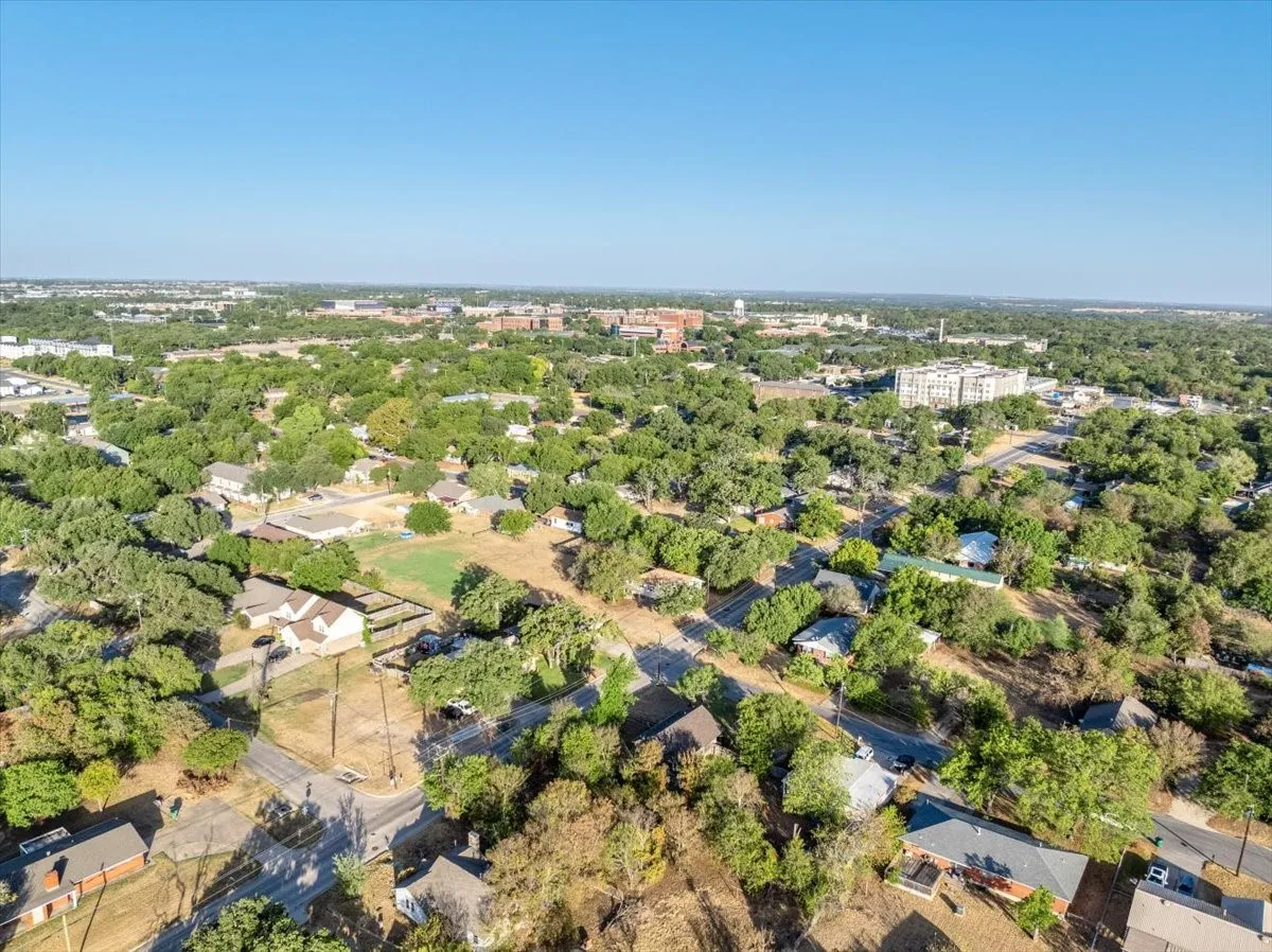 Single Family Residence For Sale in Erath County , 1090 Counts Street, Stephenville, Texas 76401, 2 Bedroom, 1 Bathroom, Garage spaces, 990 Sqft, built in 1940, mls#21390577, Real Estate Agent in Stephenville, Homes For Sale in Erath county, Homes For Sale in Stephenville, Realtor in Stephenville Texas, Real Estate Brokerage Independent Realty Texas, Luminita Cordes Realtor