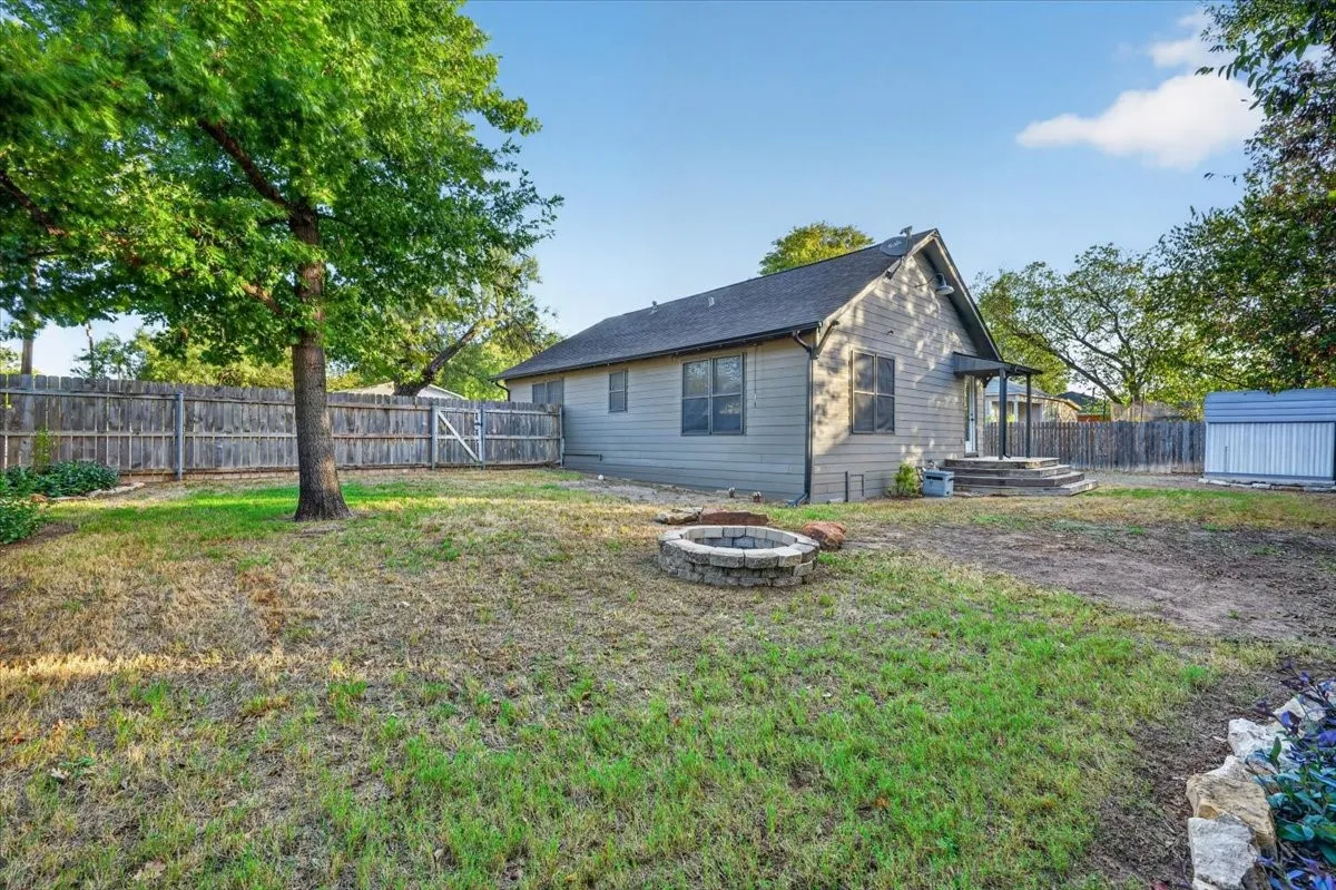 Single Family Residence For Sale in Erath County , 1090 Counts Street, Stephenville, Texas 76401, 2 Bedroom, 1 Bathroom, Garage spaces, 990 Sqft, built in 1940, mls#21390577, Real Estate Agent in Stephenville, Homes For Sale in Erath county, Homes For Sale in Stephenville, Realtor in Stephenville Texas, Real Estate Brokerage Independent Realty Texas, Luminita Cordes Realtor
