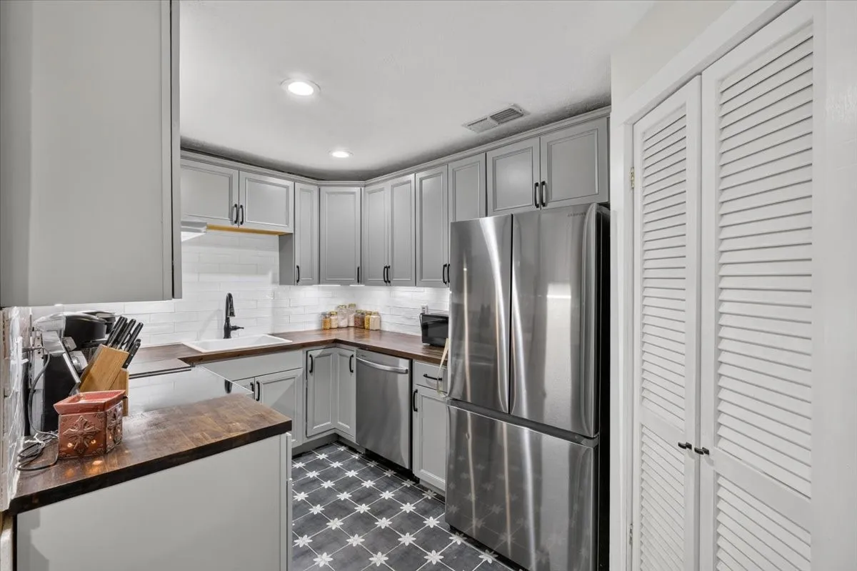 Single Family Residence For Sale in Erath County , 1090 Counts Street, Stephenville, Texas 76401, 2 Bedroom, 1 Bathroom, Garage spaces, 990 Sqft, built in 1940, mls#21390577, Real Estate Agent in Stephenville, Homes For Sale in Erath county, Homes For Sale in Stephenville, Realtor in Stephenville Texas, Real Estate Brokerage Independent Realty Texas, Luminita Cordes Realtor