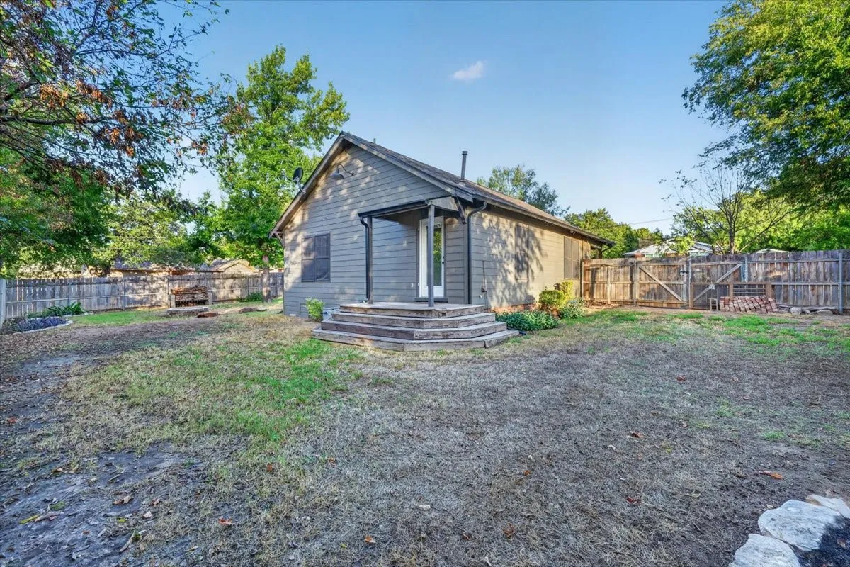 Single Family Residence For Sale in Erath County , 1090 Counts Street, Stephenville, Texas 76401, 2 Bedroom, 1 Bathroom, Garage spaces, 990 Sqft, built in 1940, mls#21390577, Real Estate Agent in Stephenville, Homes For Sale in Erath county, Homes For Sale in Stephenville, Realtor in Stephenville Texas, Real Estate Brokerage Independent Realty Texas, Luminita Cordes Realtor