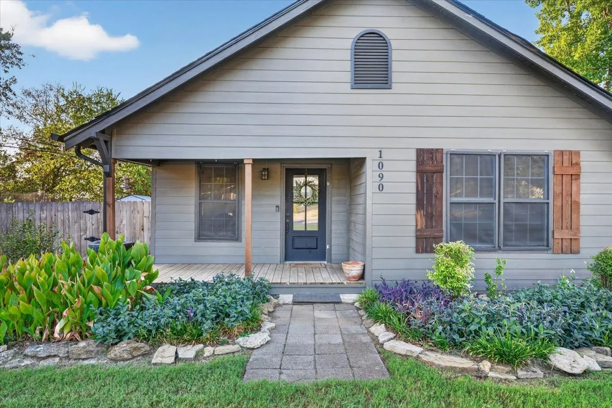 Single Family Residence For Sale in Erath County , 1090 Counts Street, Stephenville, Texas 76401, 2 Bedroom, 1 Bathroom, Garage spaces, 990 Sqft, built in 1940, mls#21390577, Real Estate Agent in Stephenville, Homes For Sale in Erath county, Homes For Sale in Stephenville, Realtor in Stephenville Texas, Real Estate Brokerage Independent Realty Texas, Luminita Cordes Realtor