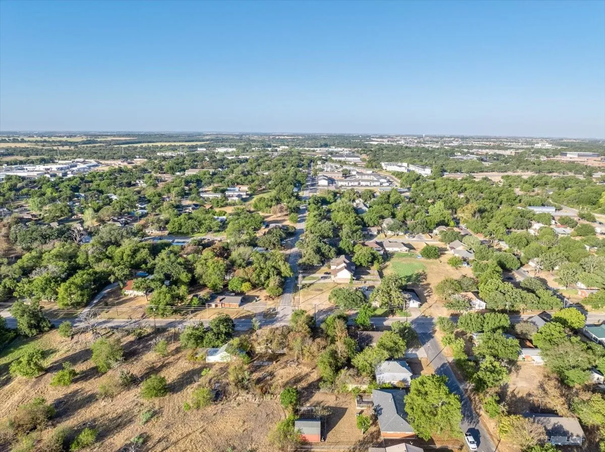 Single Family Residence For Sale in Erath County , 1090 Counts Street, Stephenville, Texas 76401, 2 Bedroom, 1 Bathroom, Garage spaces, 990 Sqft, built in 1940, mls#21390577, Real Estate Agent in Stephenville, Homes For Sale in Erath county, Homes For Sale in Stephenville, Realtor in Stephenville Texas, Real Estate Brokerage Independent Realty Texas, Luminita Cordes Realtor