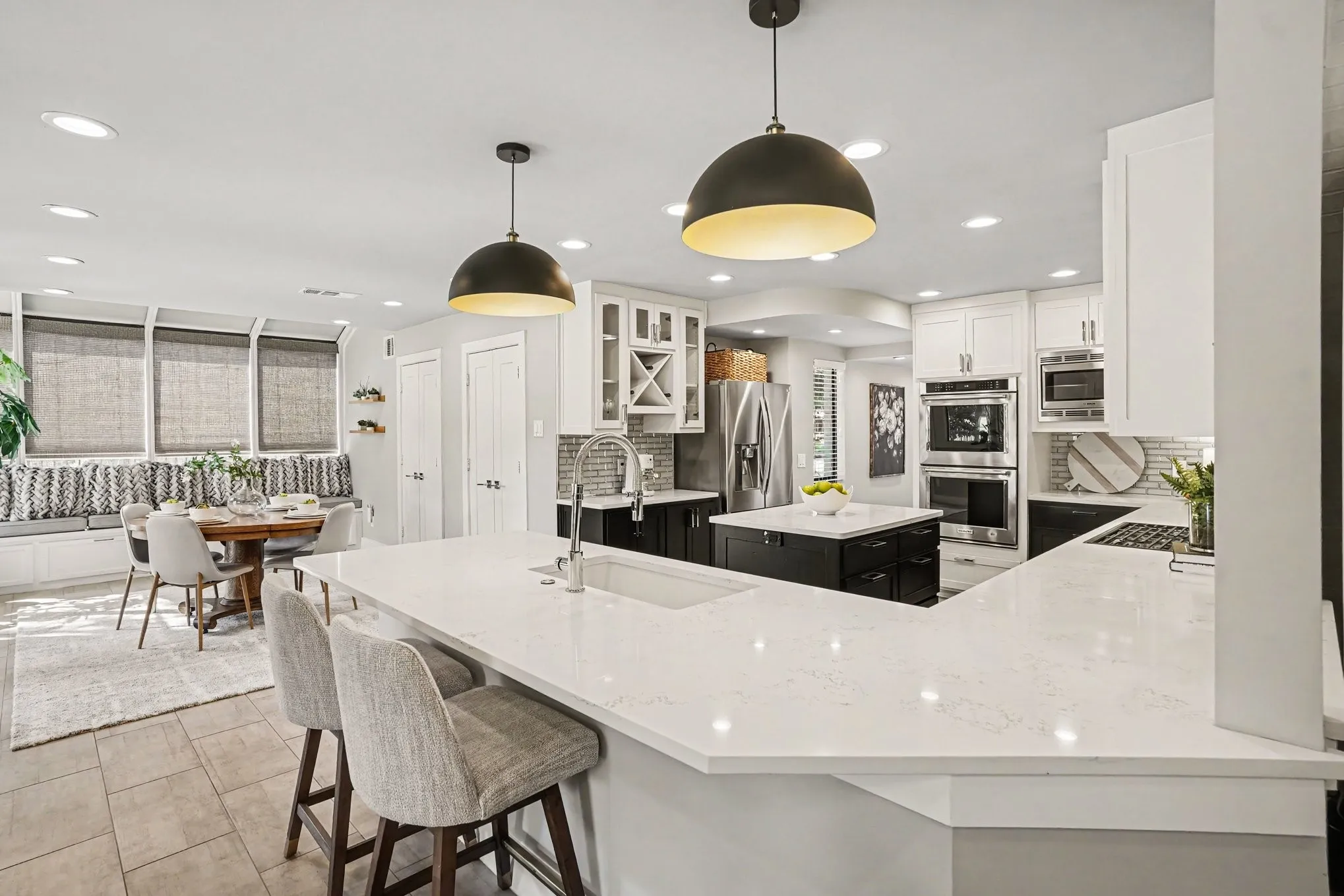 Kitchen with breakfast bar