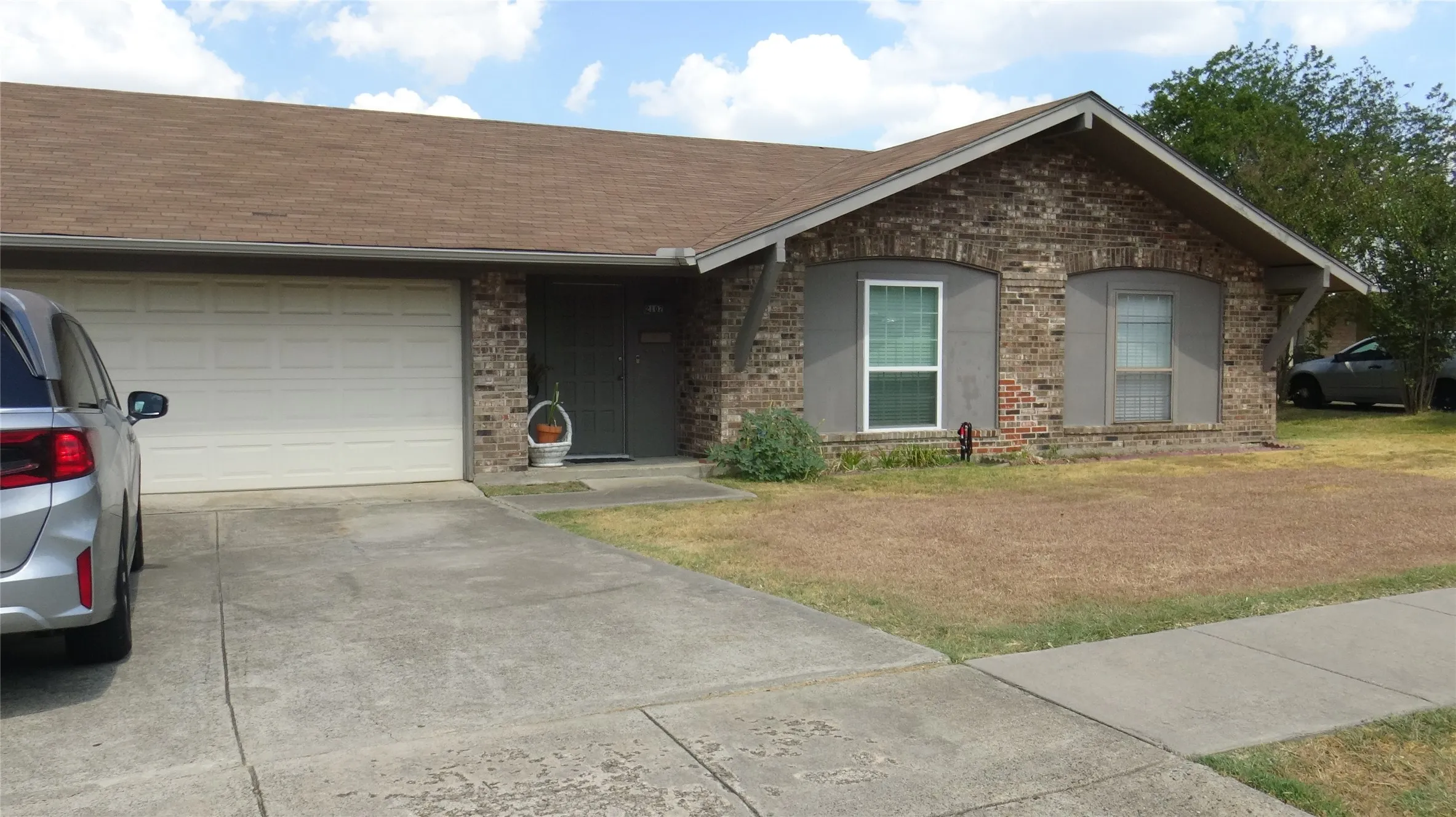 Single Family Residence For Sale in Denton County , 2107 Bordeaux Drive, Carrollton, Texas 75007, 3 Bedroom, 2 Bathroom, 2 Garage spaces, 1,333 Sqft, built in 1972, mls#21391044, Real Estate Agent in Carrollton, Homes For Sale in Denton county, Homes For Sale in Carrollton, Realtor in Carrollton Texas, Real Estate Brokerage Independent Realty Texas, Luminita Cordes Realtor