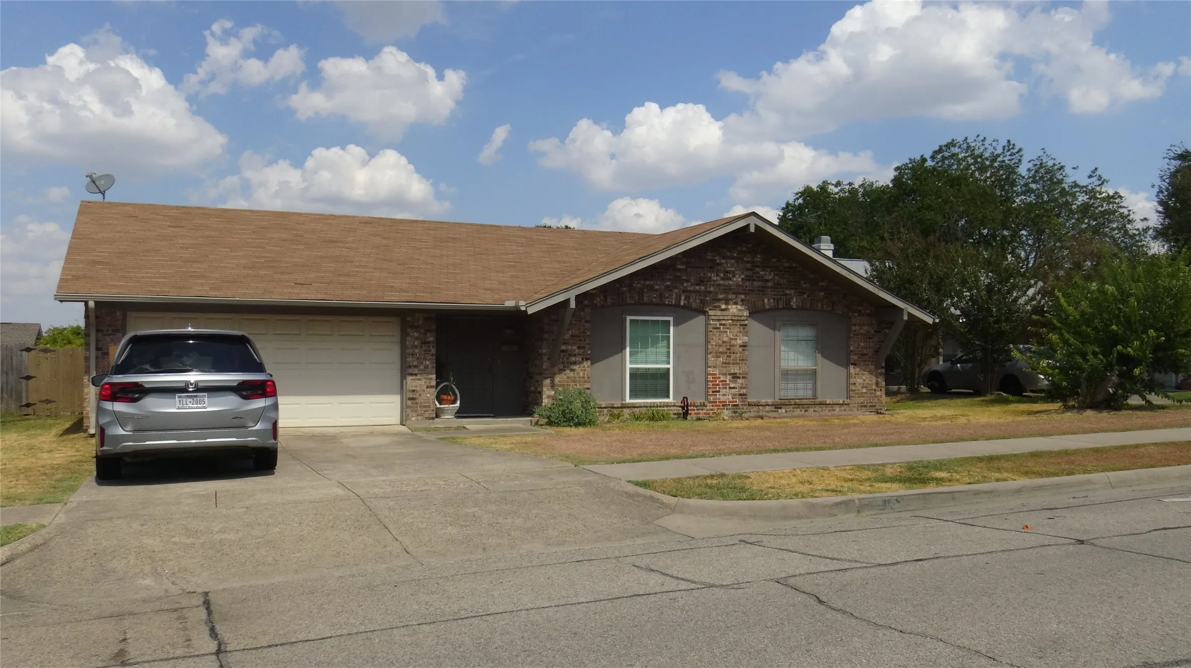 Single Family Residence For Sale in Denton County , 2107 Bordeaux Drive, Carrollton, Texas 75007, 3 Bedroom, 2 Bathroom, 2 Garage spaces, 1,333 Sqft, built in 1972, mls#21391044, Real Estate Agent in Carrollton, Homes For Sale in Denton county, Homes For Sale in Carrollton, Realtor in Carrollton Texas, Real Estate Brokerage Independent Realty Texas, Luminita Cordes Realtor