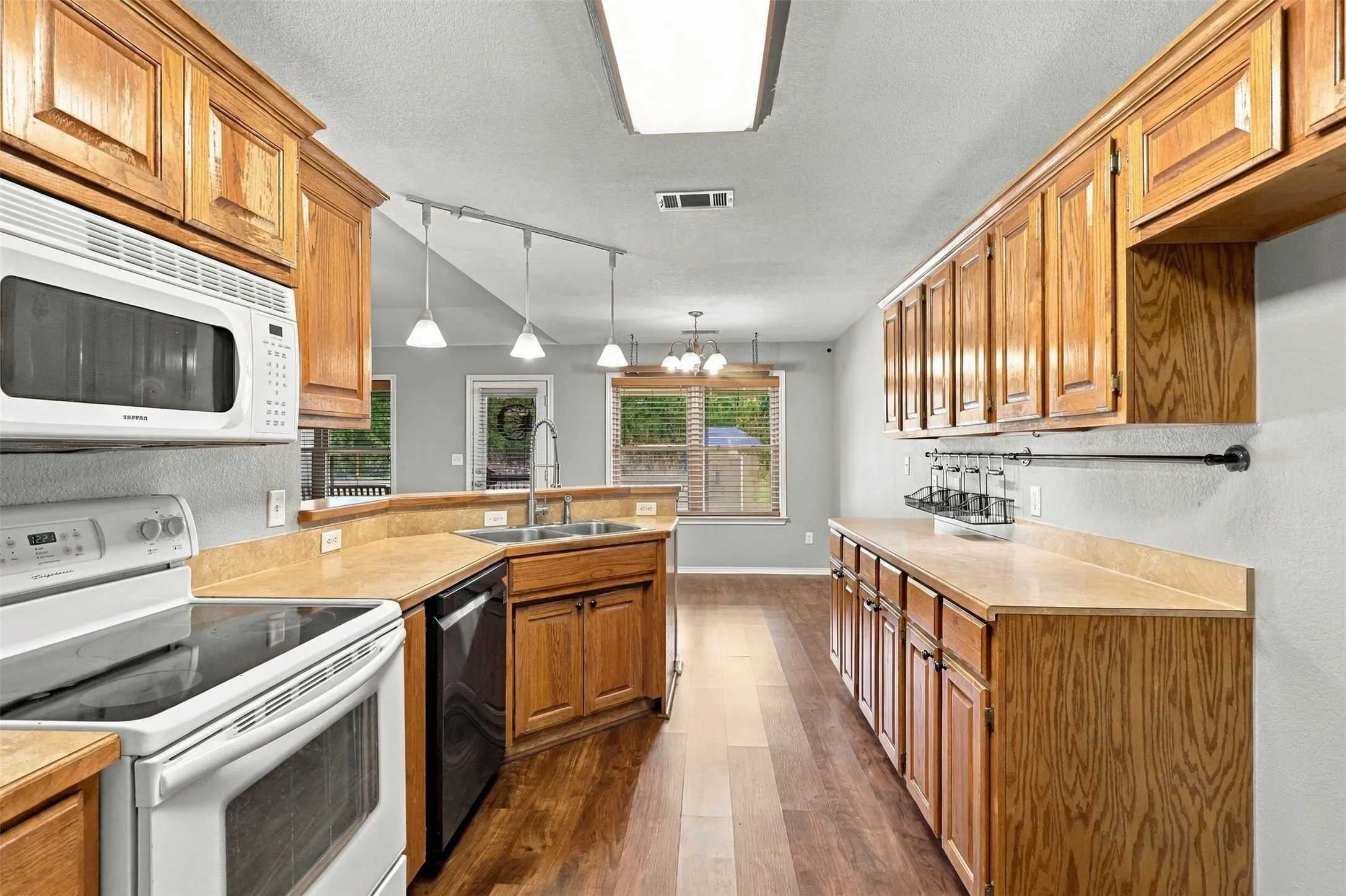 Single Family Residence For Sale in Parker County , 108 Chisolm Trail Court, Springtown, Texas 76082, 3 Bedroom, 2 Bathroom, 2 Garage spaces, 1,604 Sqft, built in 2007, mls#21391035, Real Estate Agent in Springtown, Homes For Sale in Parker county, Homes For Sale in Springtown, Realtor in Springtown Texas, Real Estate Brokerage Independent Realty Texas, Luminita Cordes Realtor