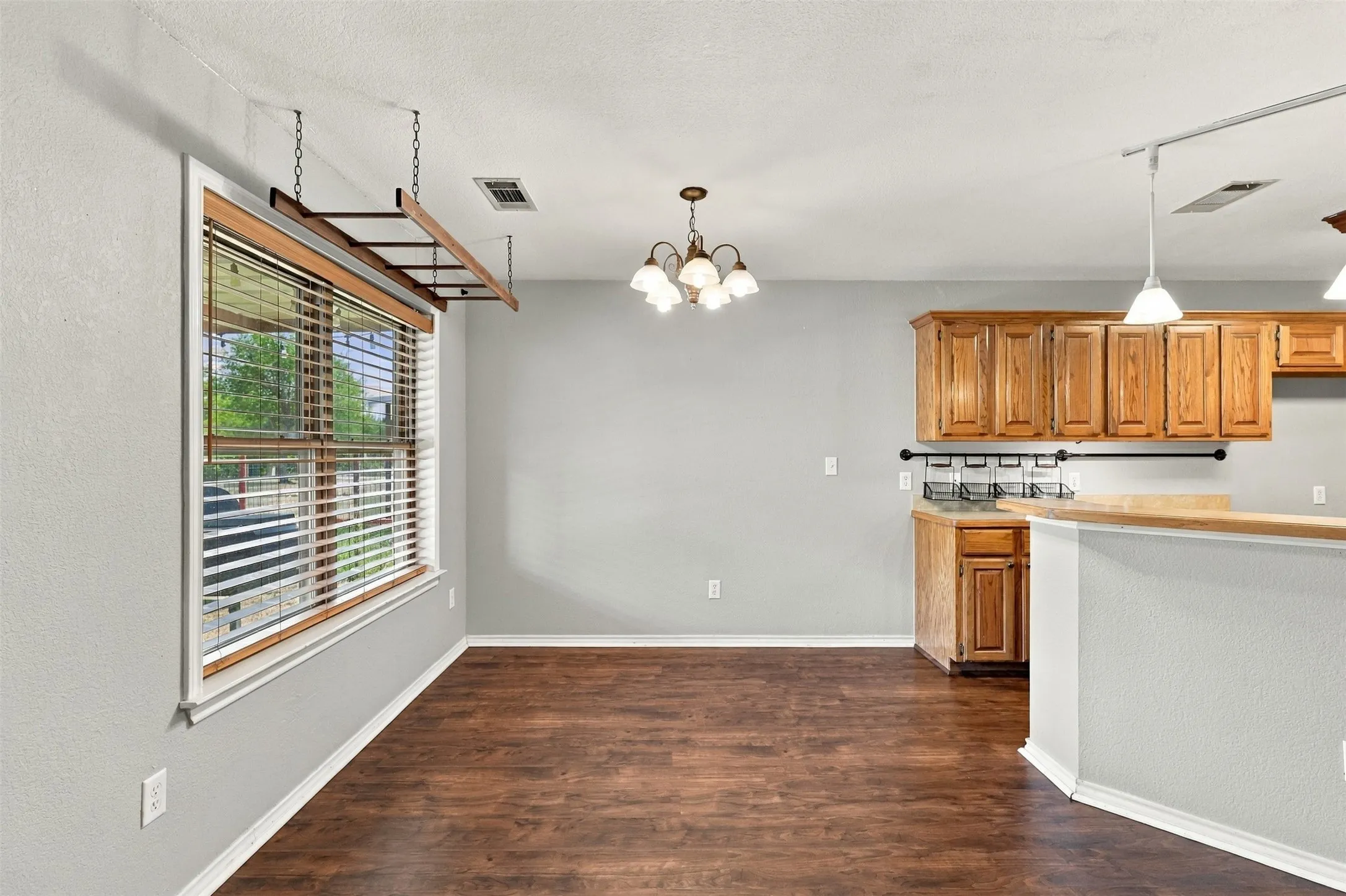 Single Family Residence For Sale in Parker County , 108 Chisolm Trail Court, Springtown, Texas 76082, 3 Bedroom, 2 Bathroom, 2 Garage spaces, 1,604 Sqft, built in 2007, mls#21391035, Real Estate Agent in Springtown, Homes For Sale in Parker county, Homes For Sale in Springtown, Realtor in Springtown Texas, Real Estate Brokerage Independent Realty Texas, Luminita Cordes Realtor